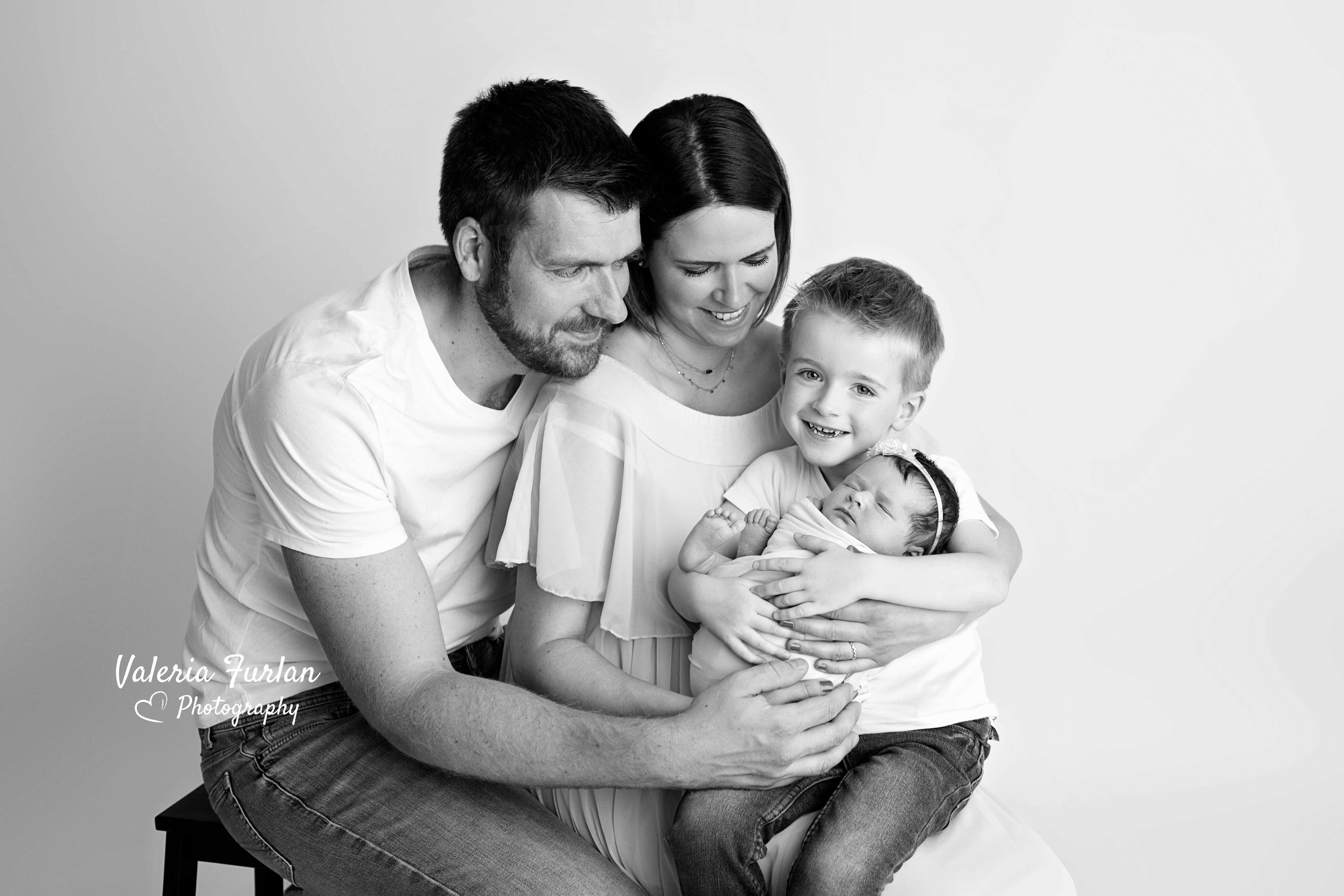 Séance photo de naissance newborn posing en studio en famille