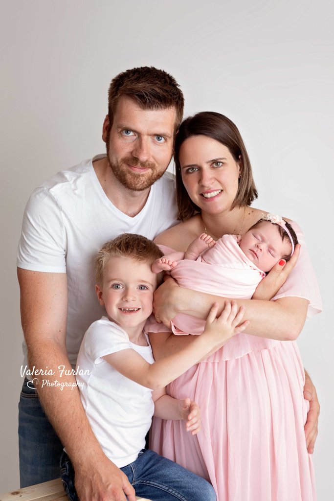 Séance photo de naissance newborn posing nouveau-né en famille
