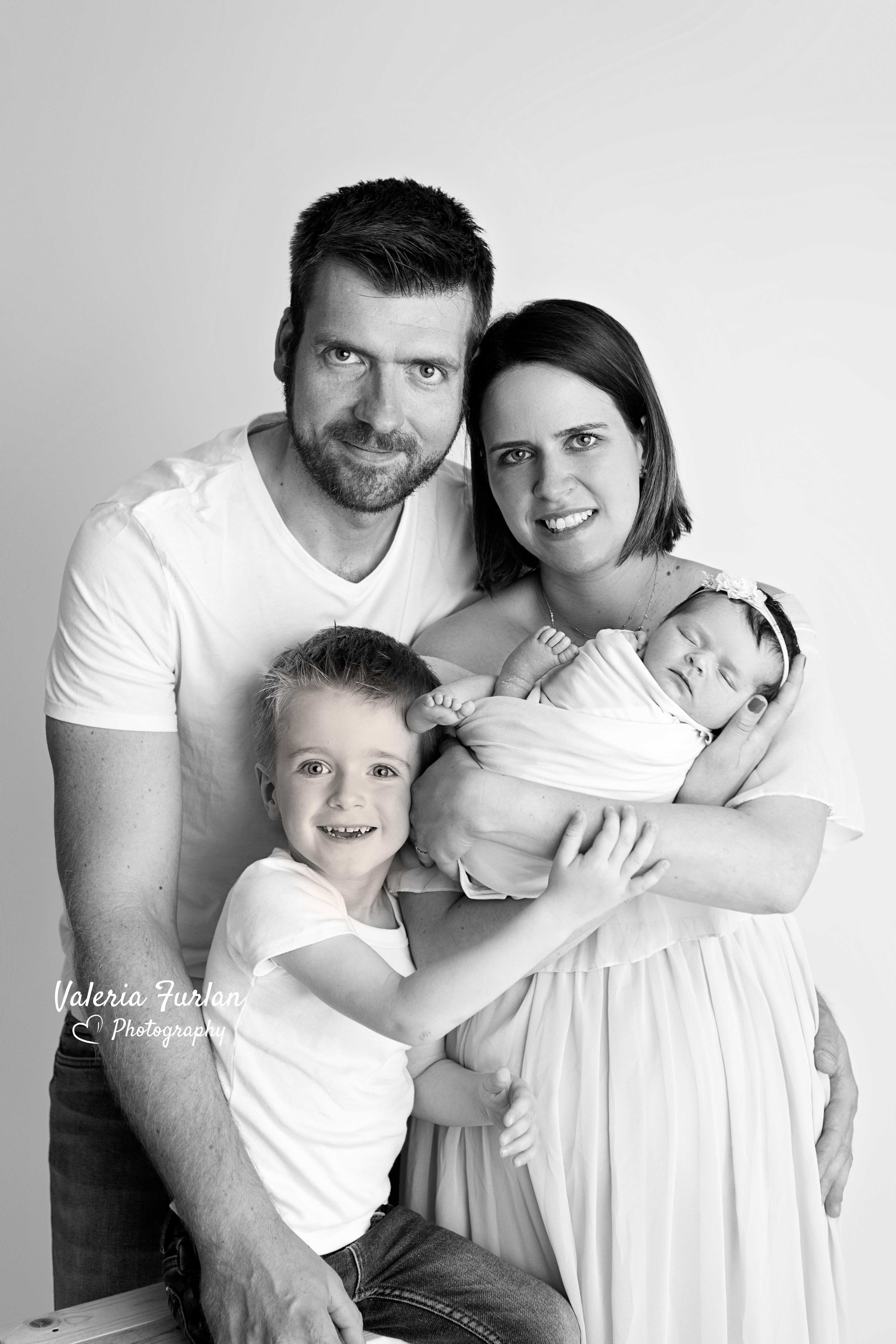 Séance photo de naissance newborn posing nouveau-né en famille