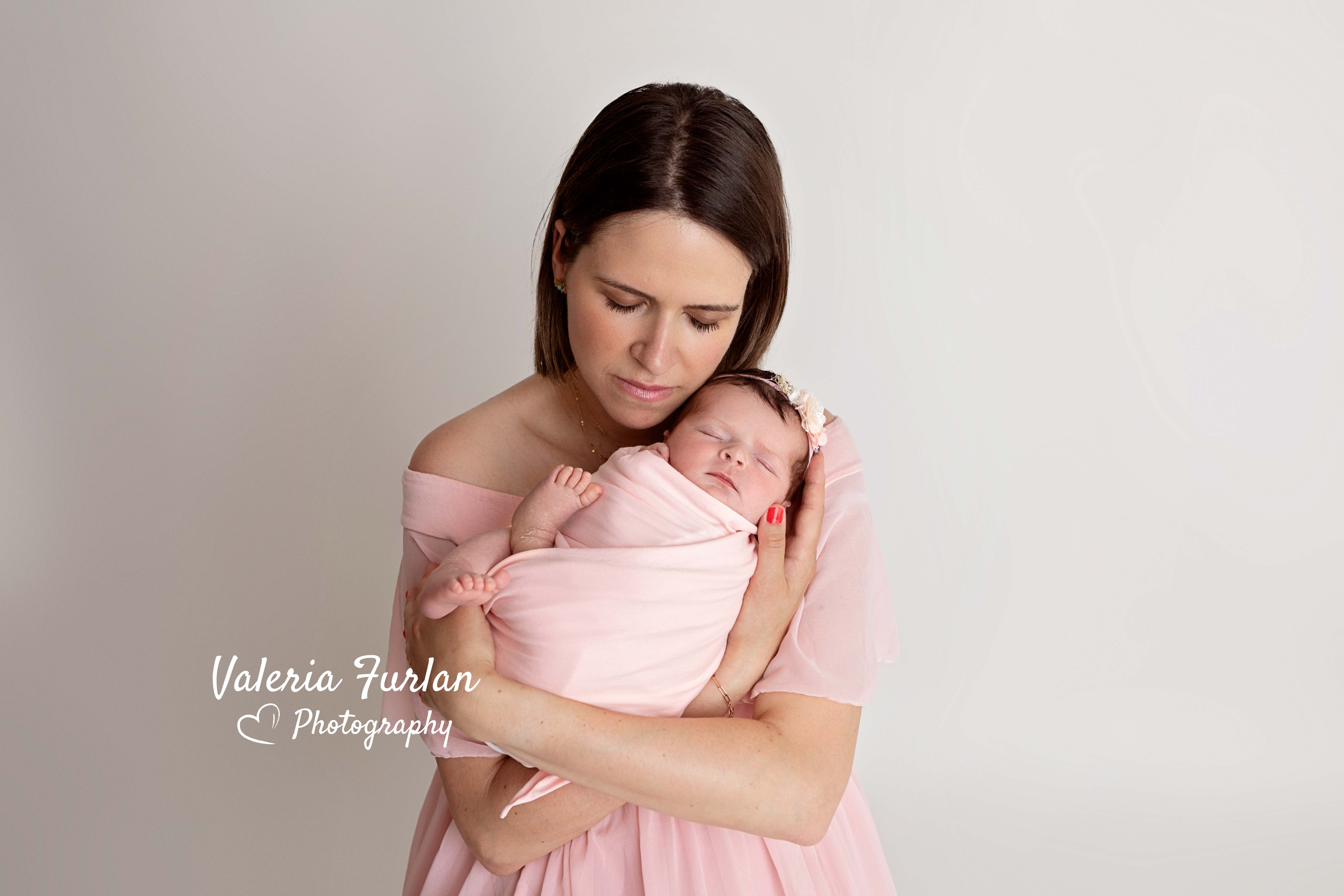 Séance photo de naissance newborn posing bébé avec maman