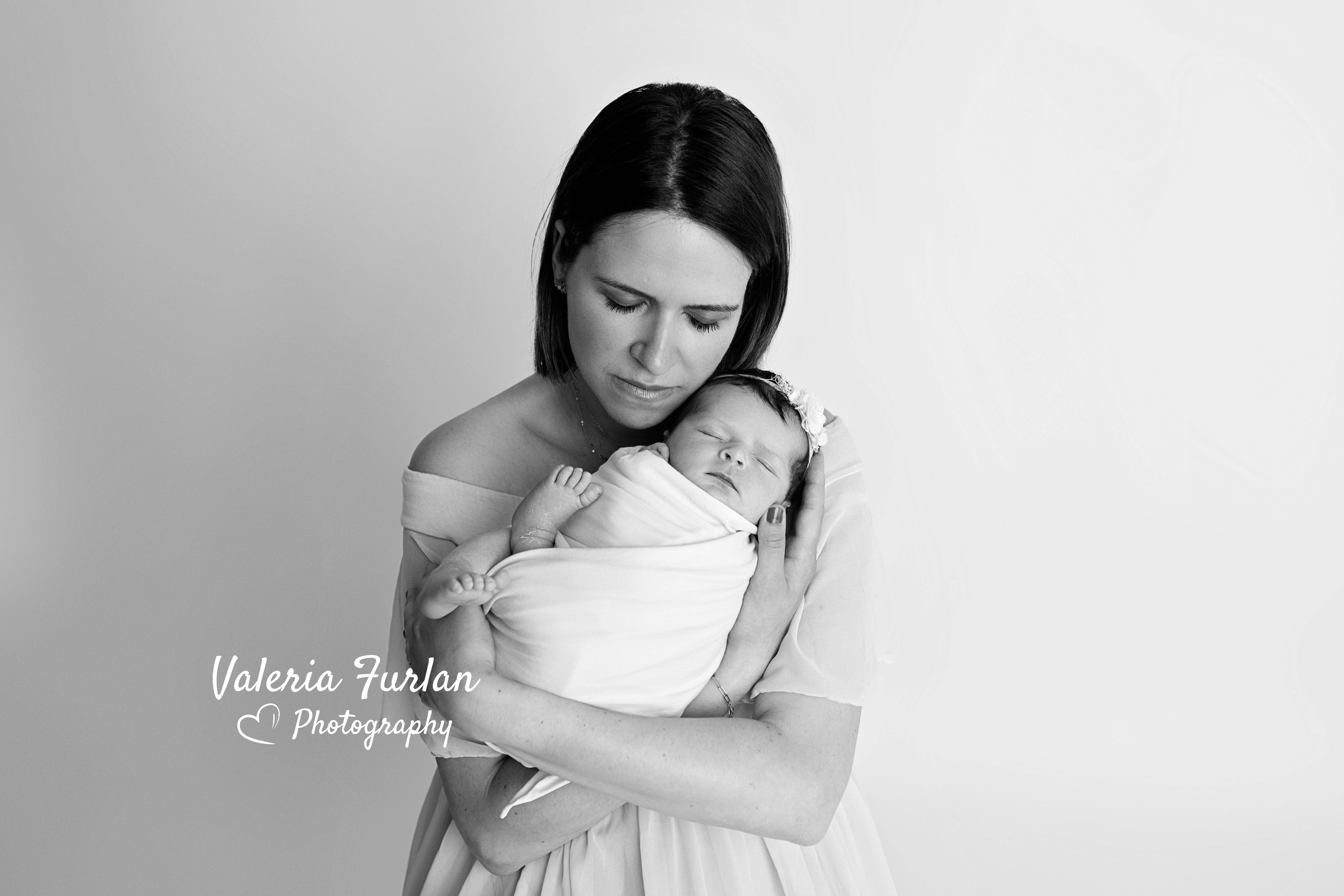 Séance photo de naissance newborn posing bébé avec maman