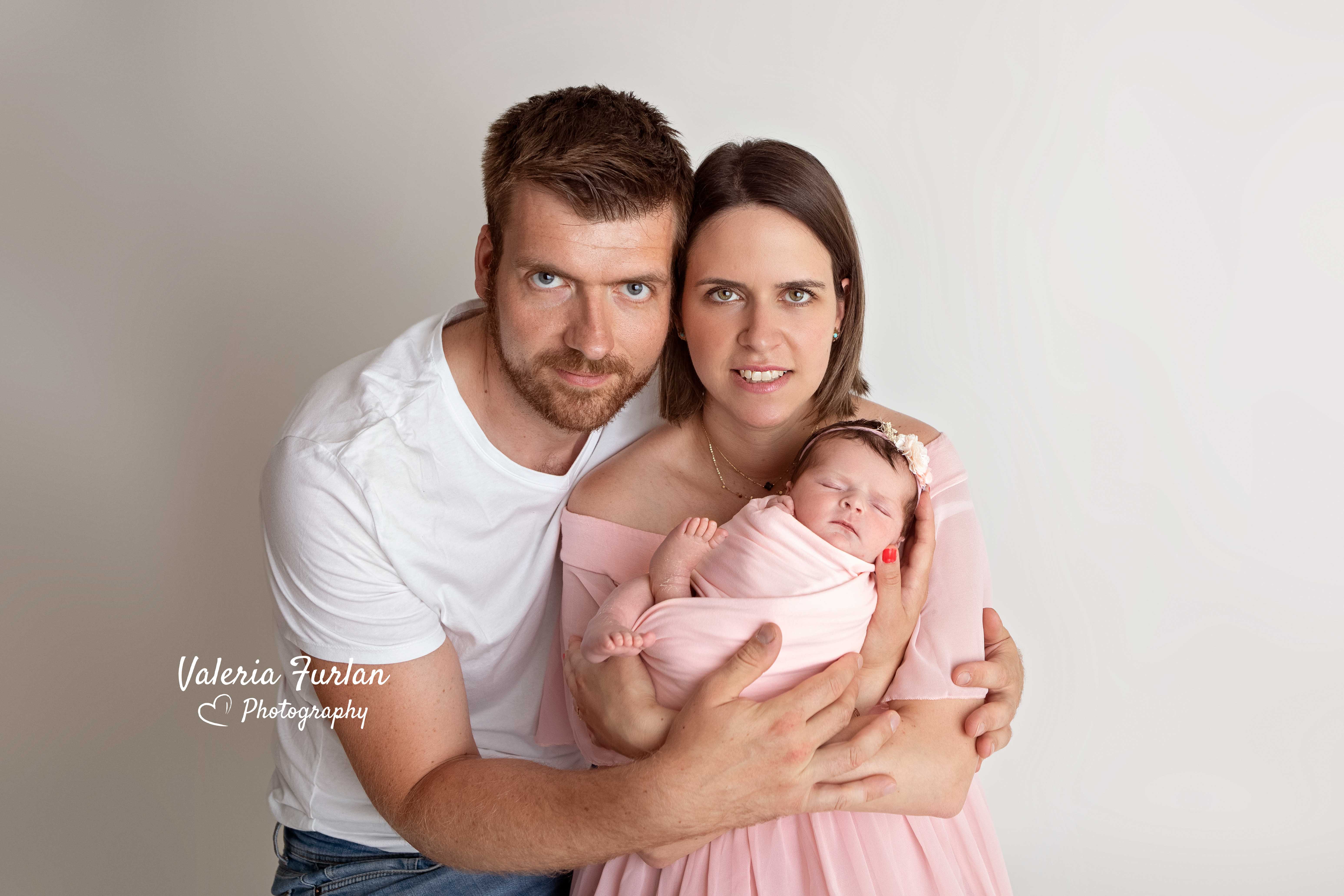 Séance photo de naissance newborn posing bébé avec parents