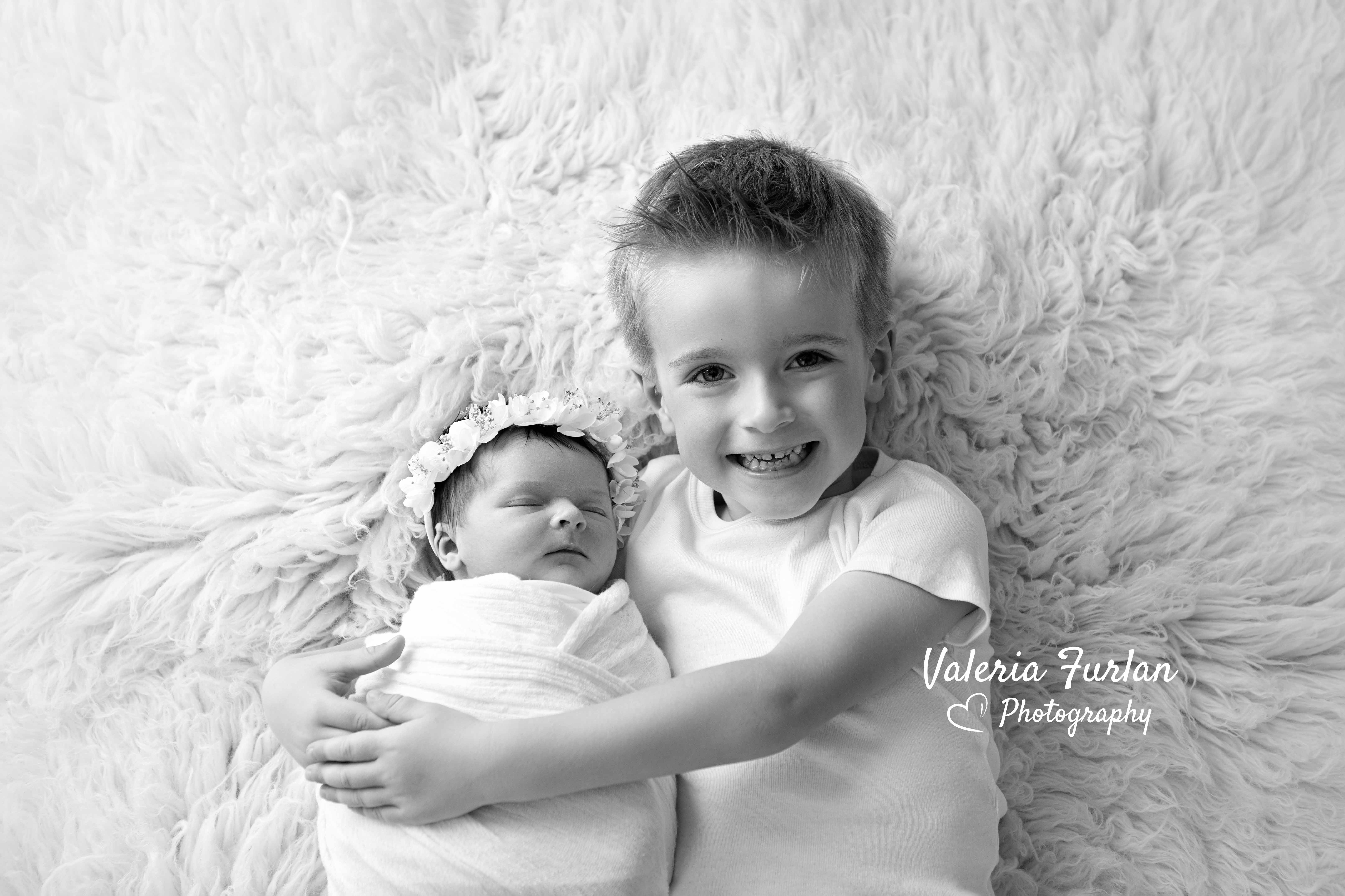 Séance photo de naissance newborn posing bébé avec grand frère