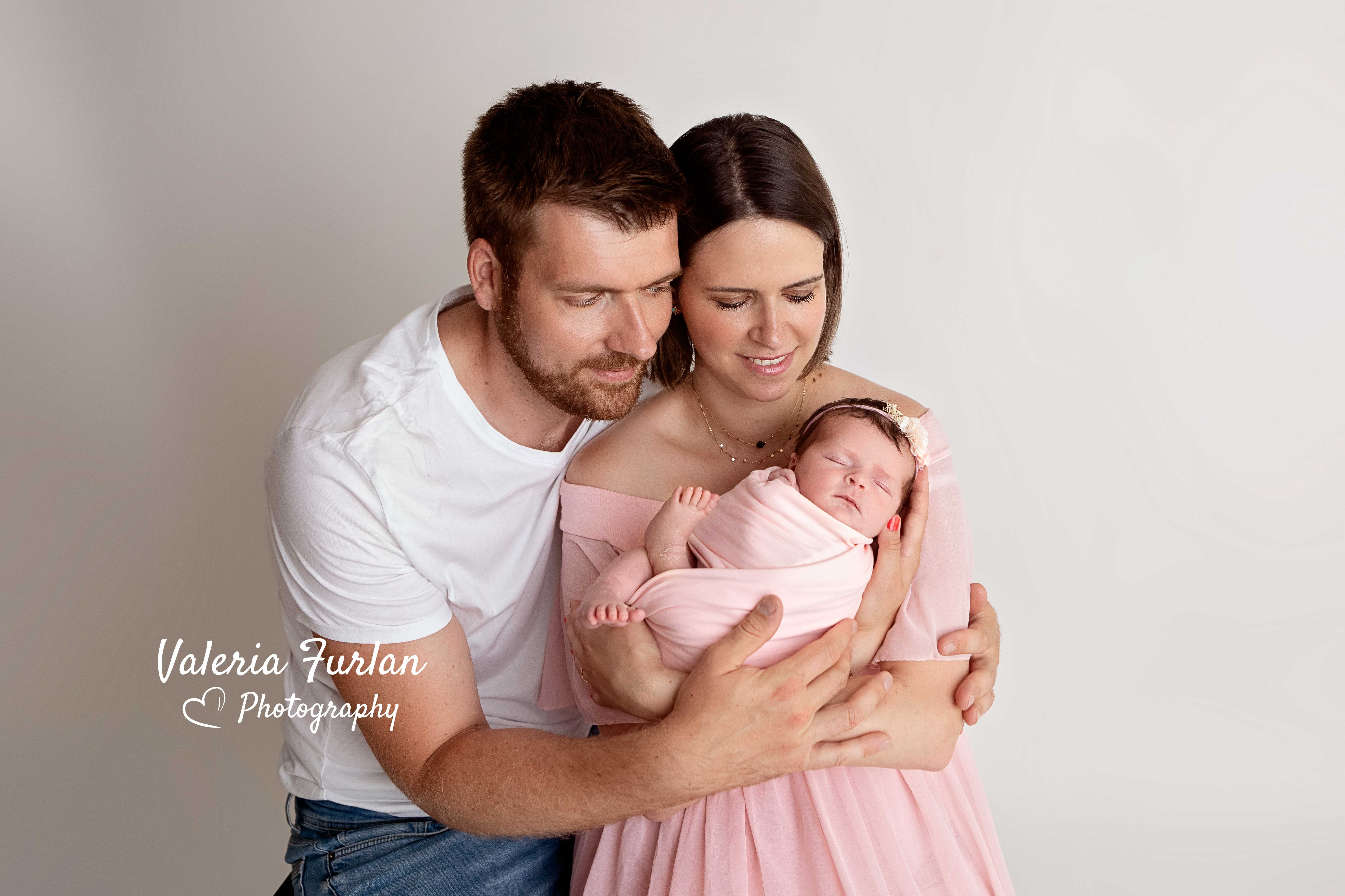 Séance photo de naissance newborn posing bébé avec parents