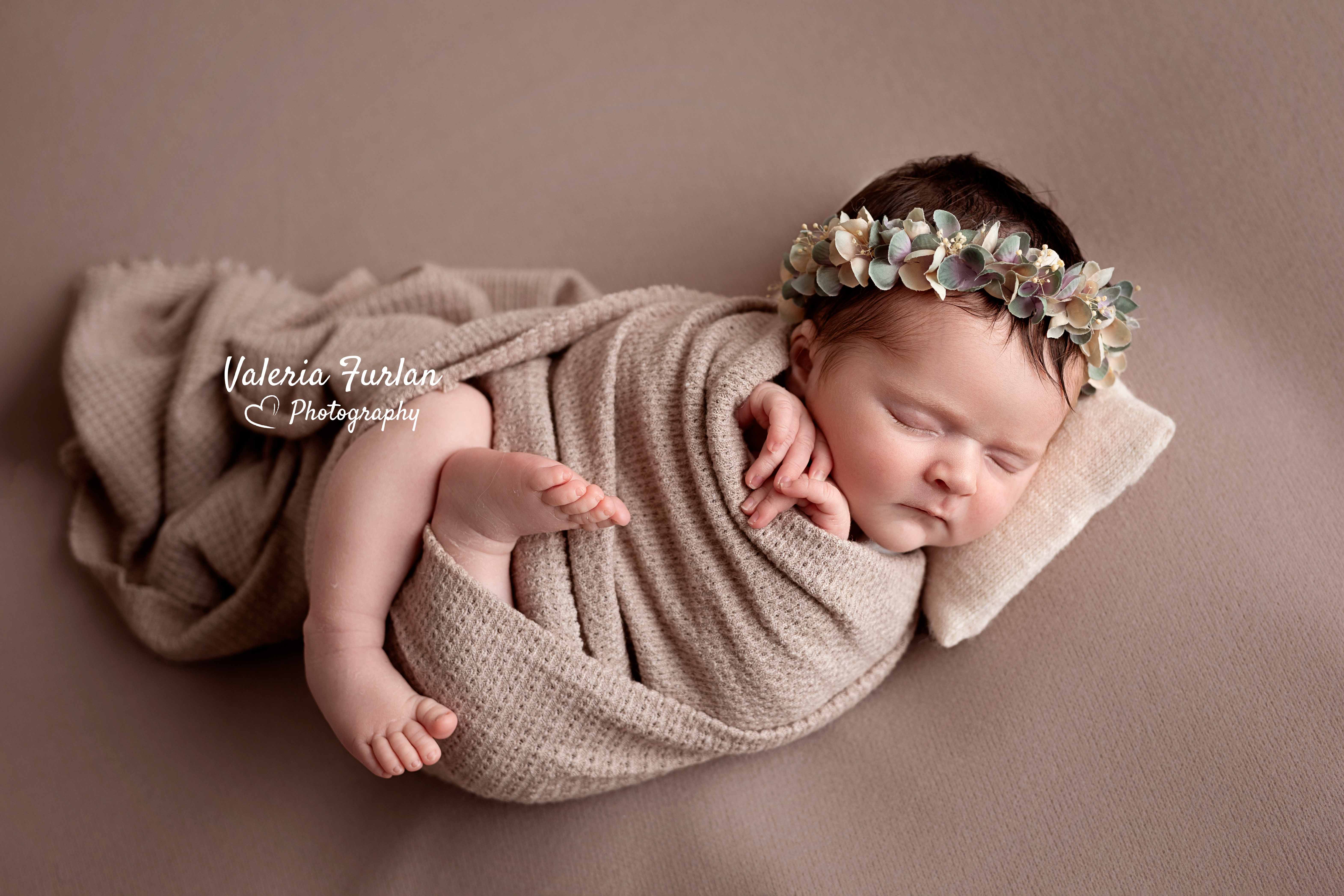 Séance photo de naissance newborn posing nouveau-né