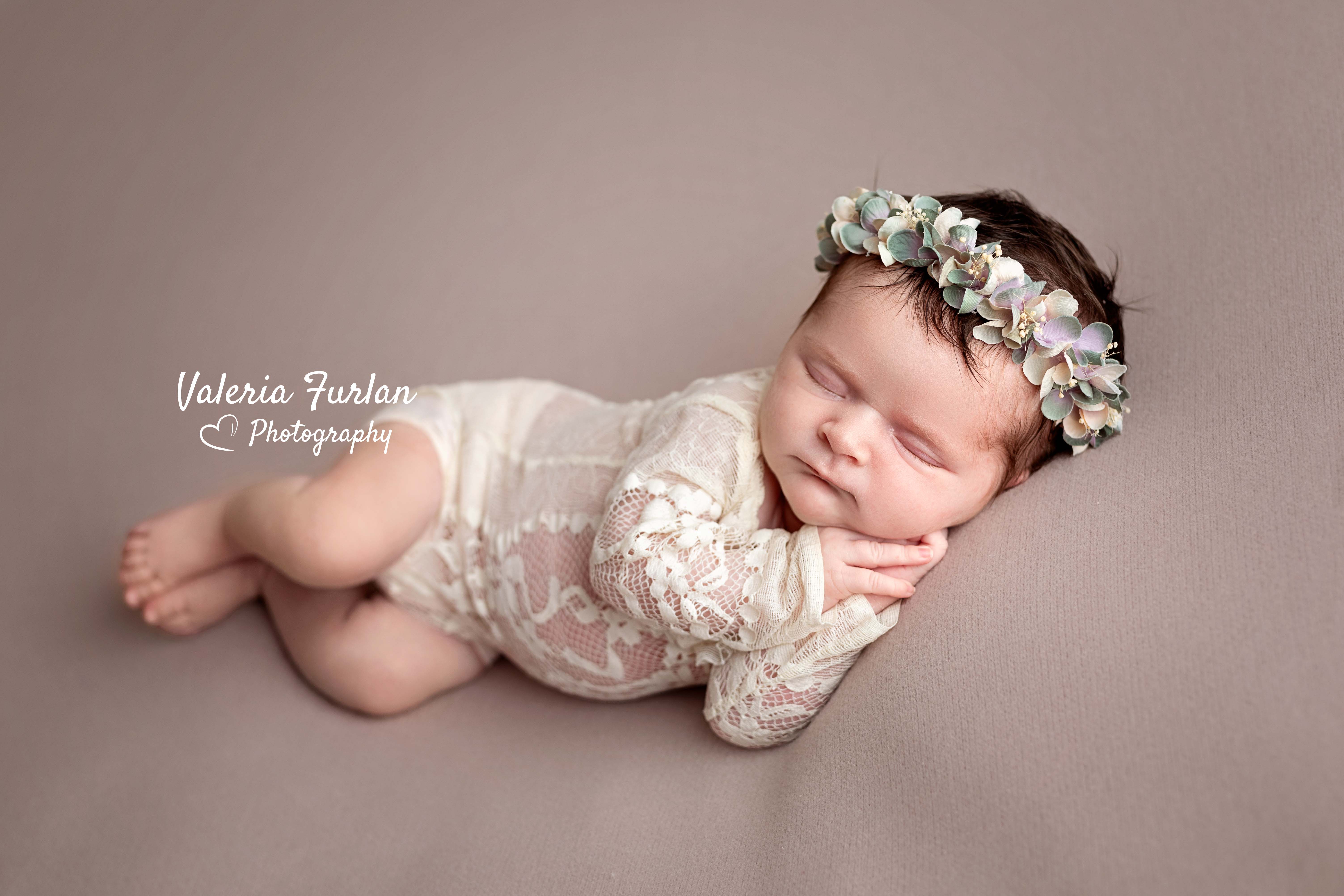 Séance photo de naissance newborn posing nouveau-né