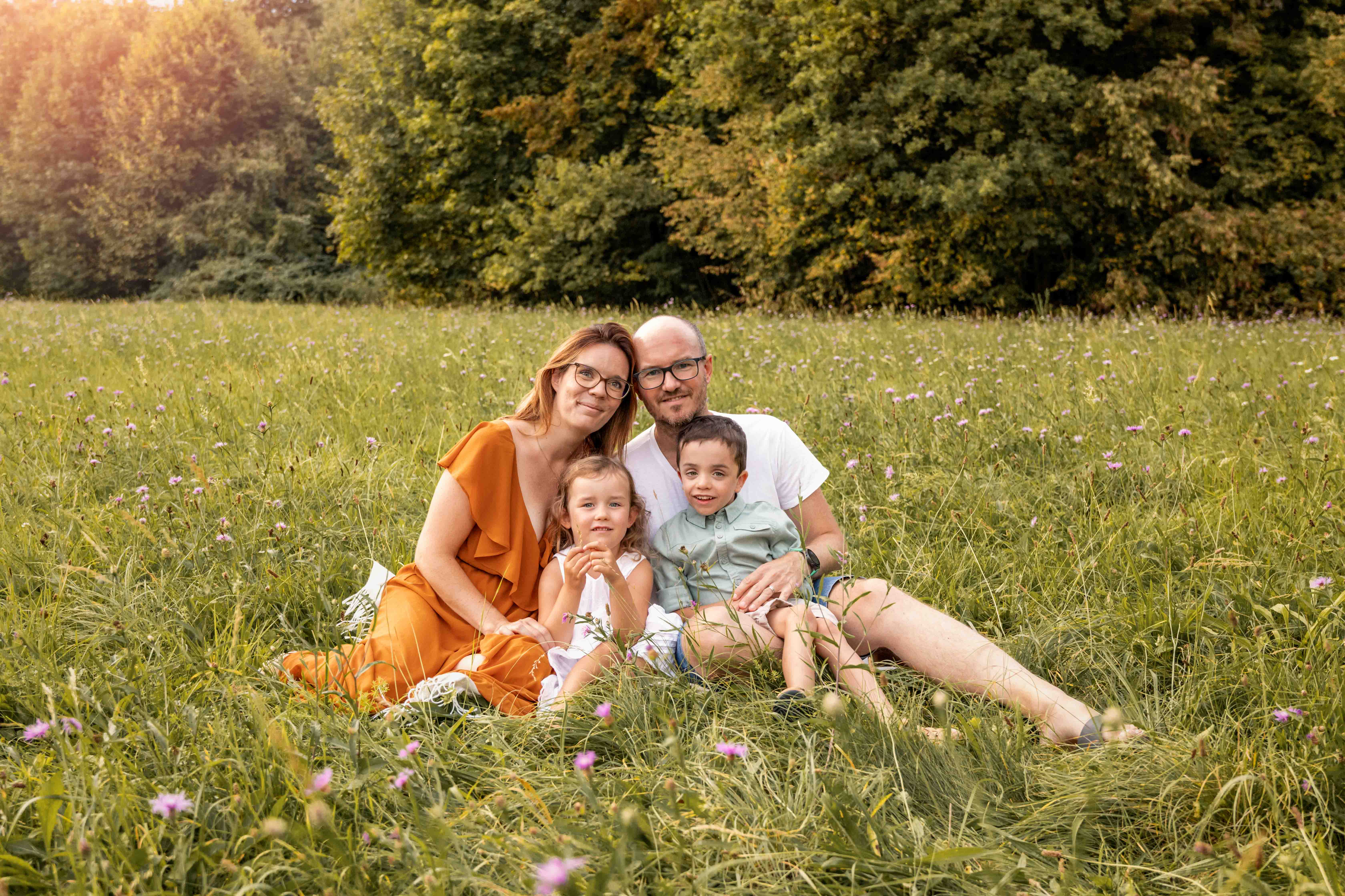 Séance photo de famille en extérieur au coucher du soleil à Strasbourg
