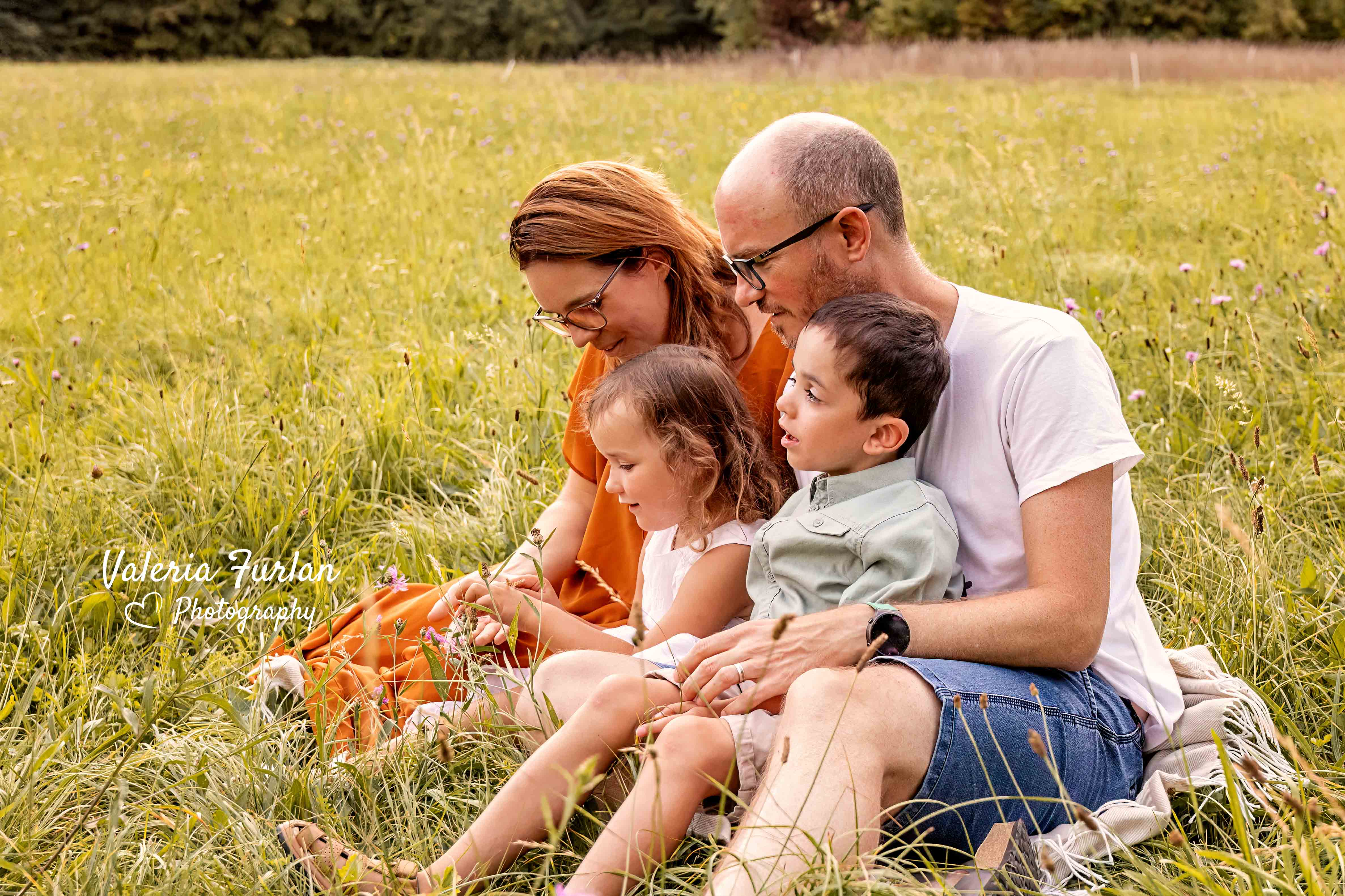Séance photo de famille en extérieur au coucher du soleil à Strasbourg