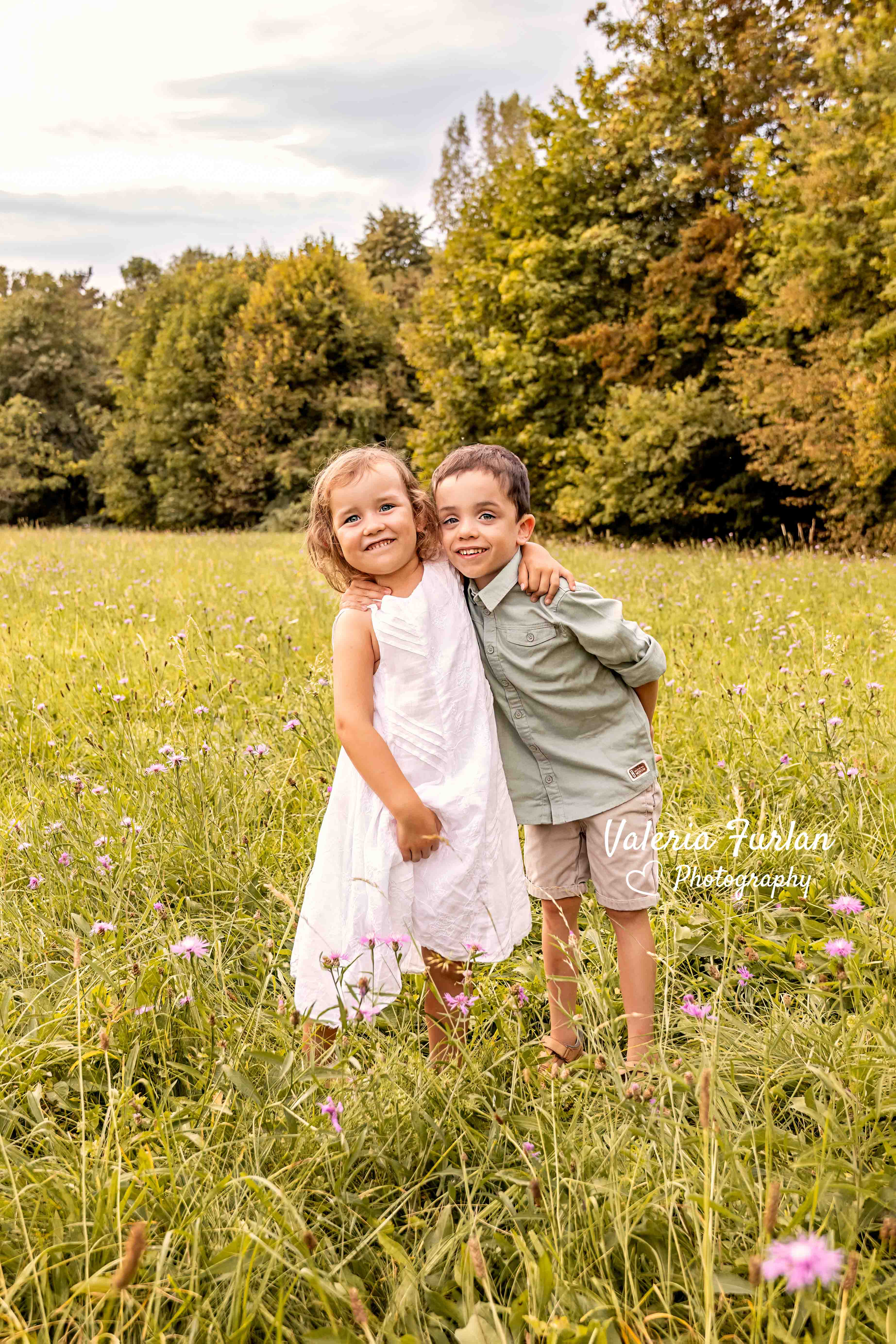 Séance photo de famille en extérieur au coucher du soleil à Strasbourg