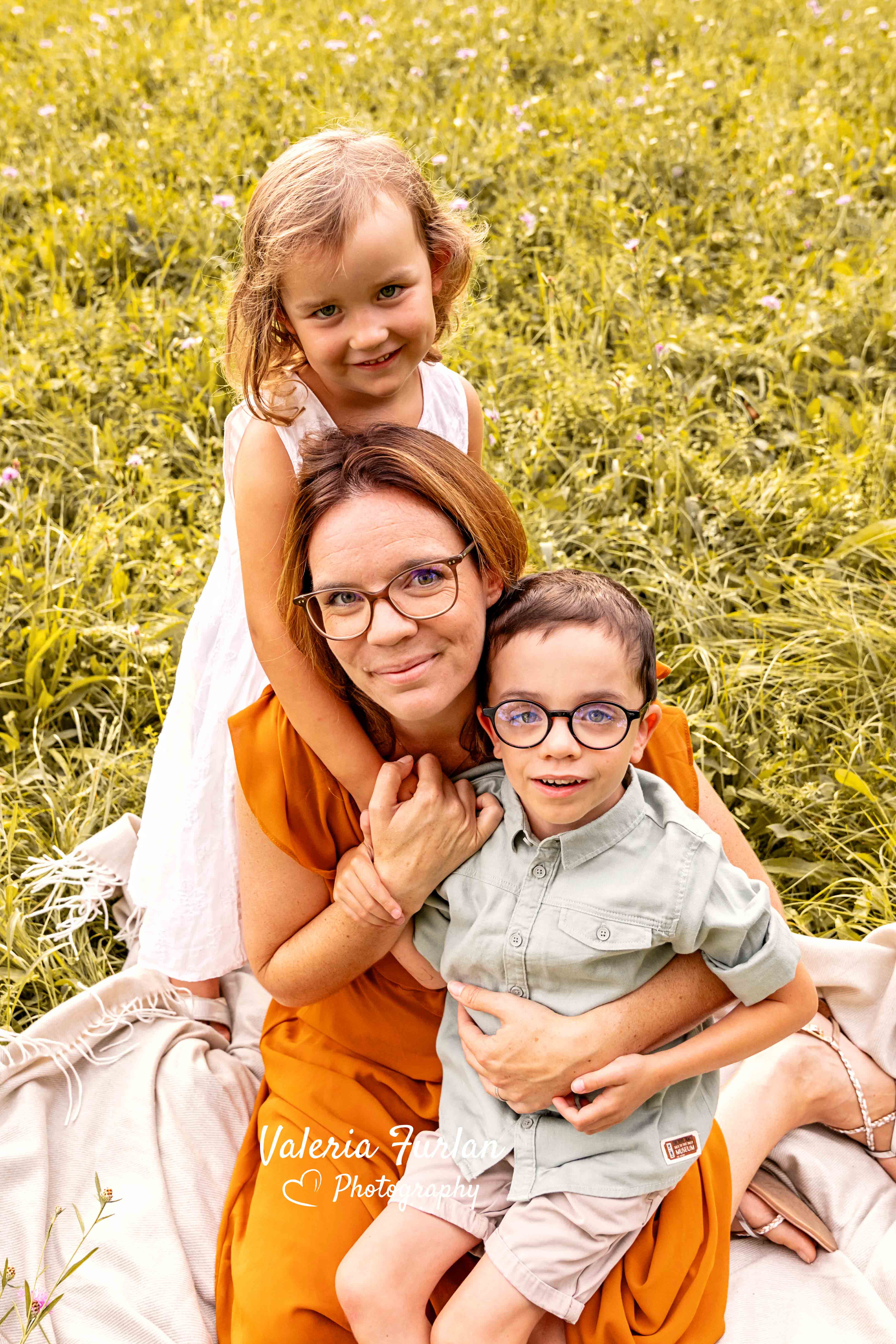 Séance photo de famille en extérieur au coucher du soleil à Strasbourg