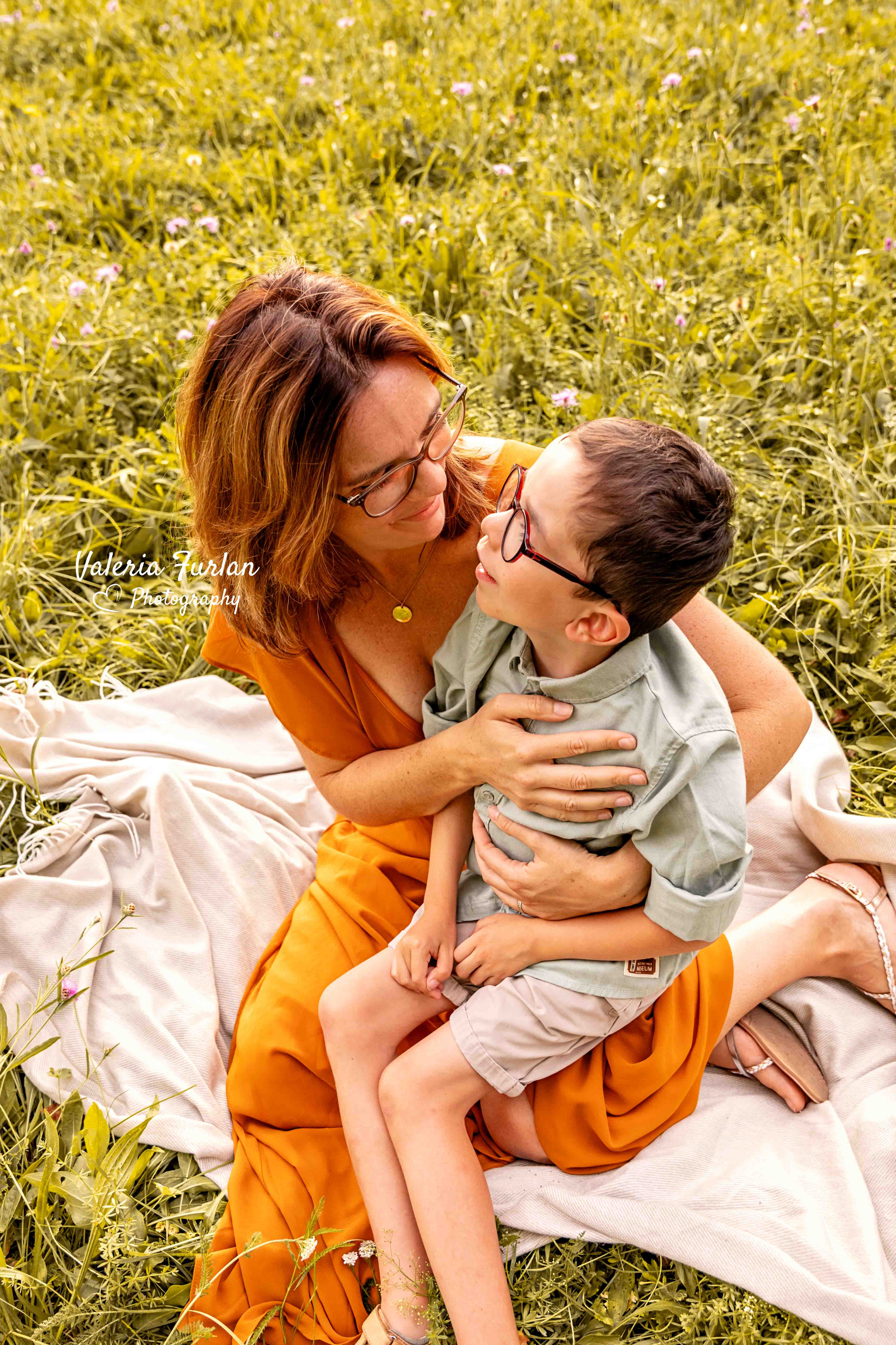Séance photo de famille en extérieur au coucher du soleil à Strasbourg