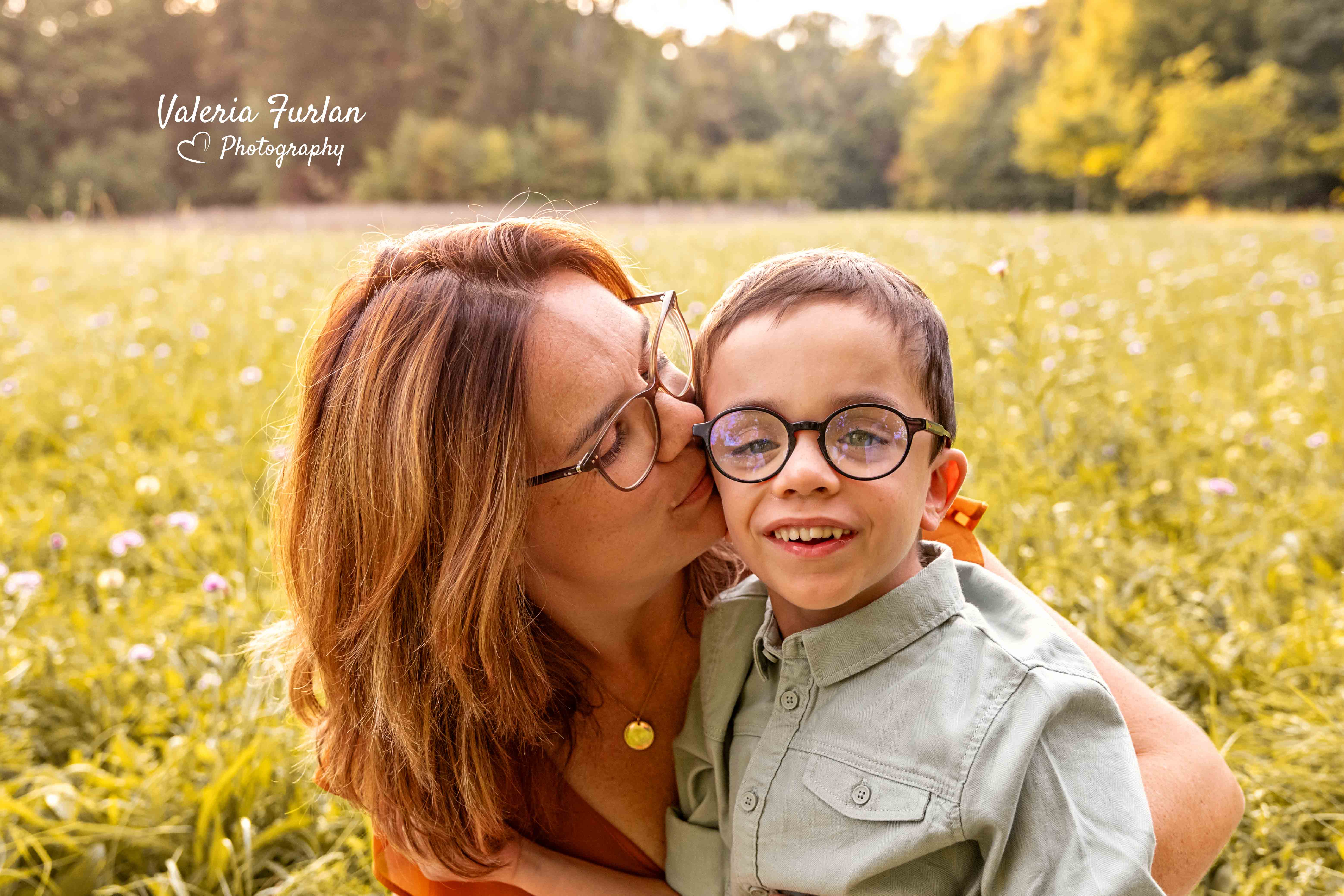 Séance photo de famille en extérieur au coucher du soleil à Strasbourg