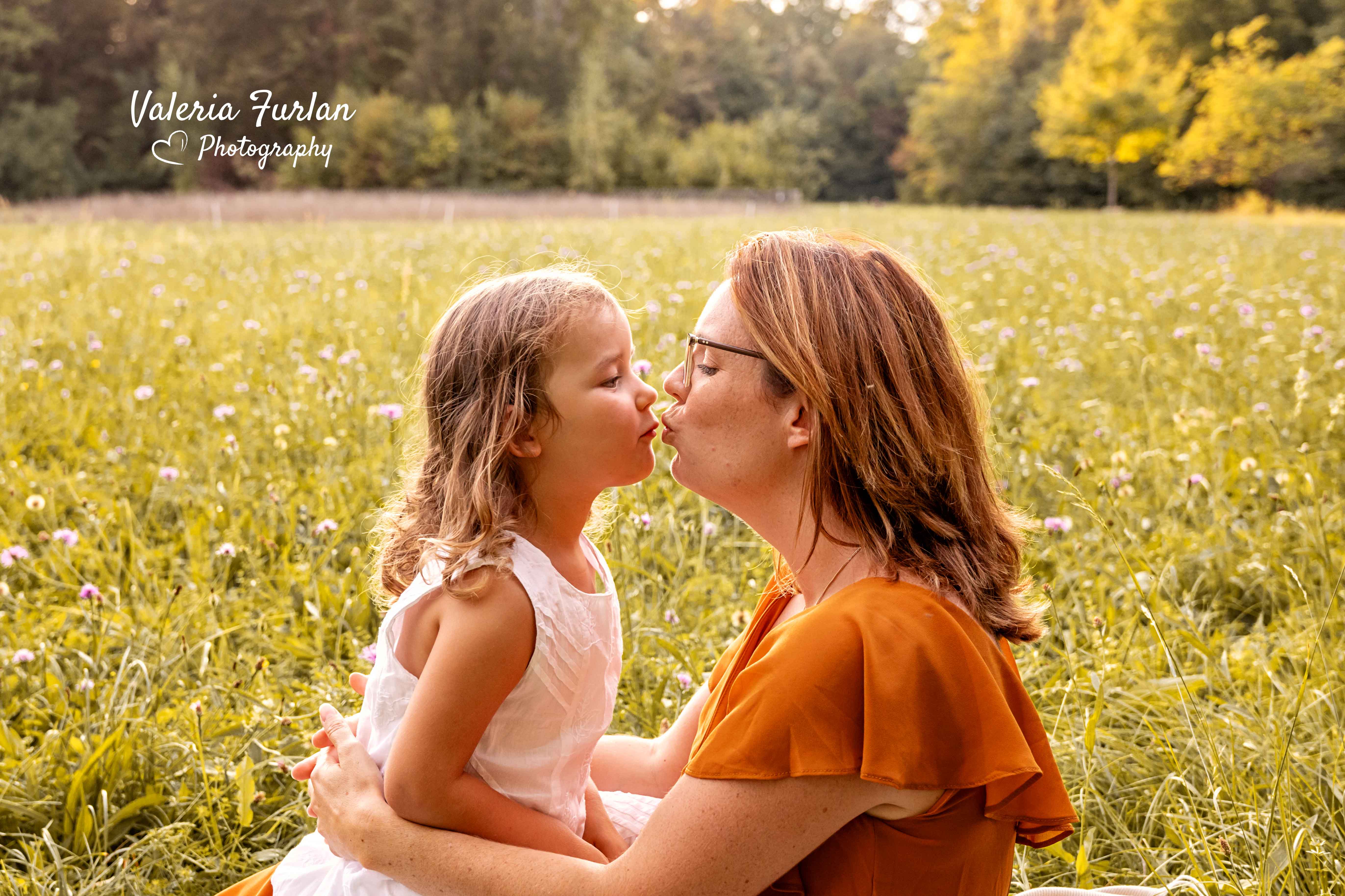 Séance photo de famille en extérieur au coucher du soleil à Strasbourg