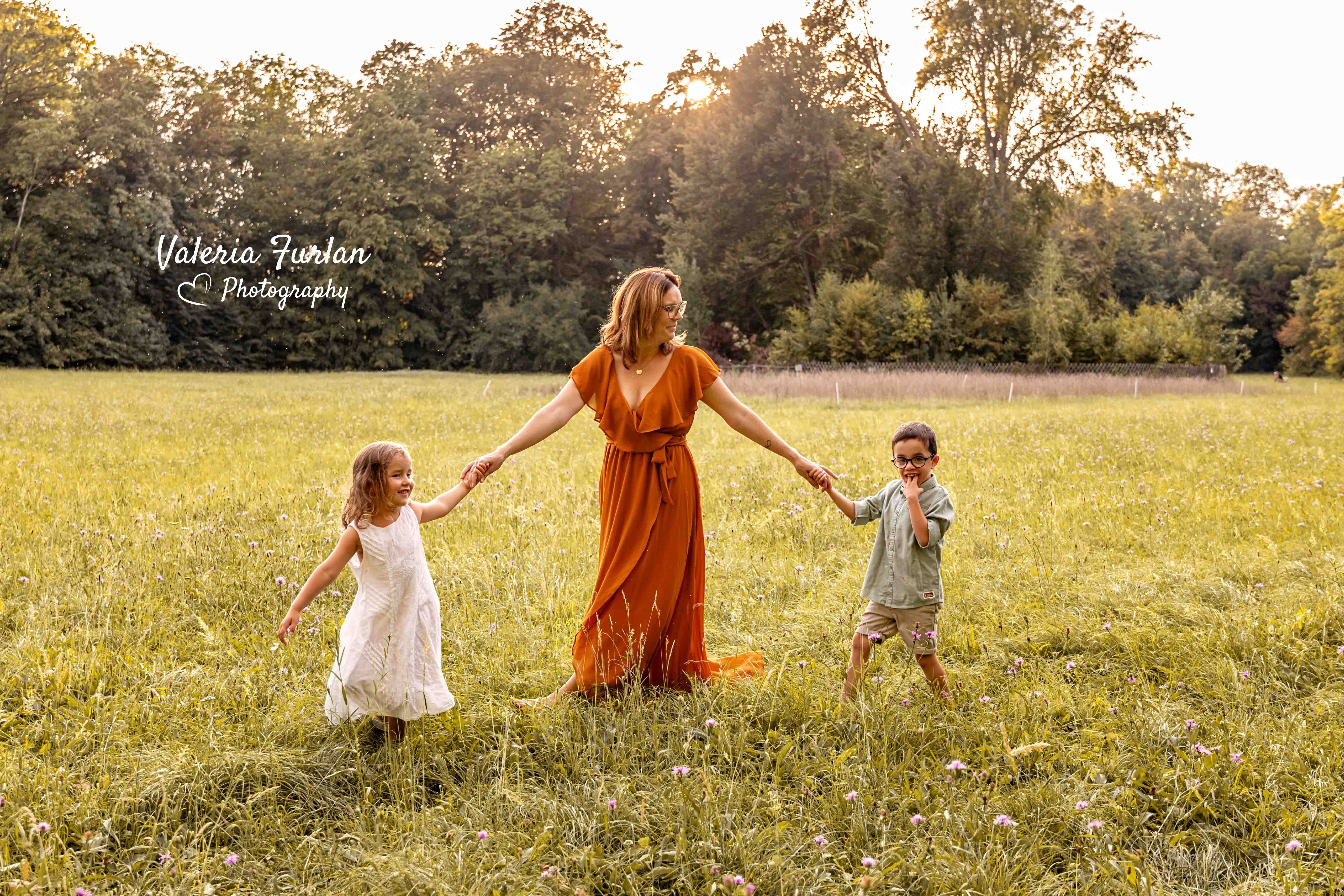 Séance photo de famille en extérieur au coucher du soleil à Strasbourg