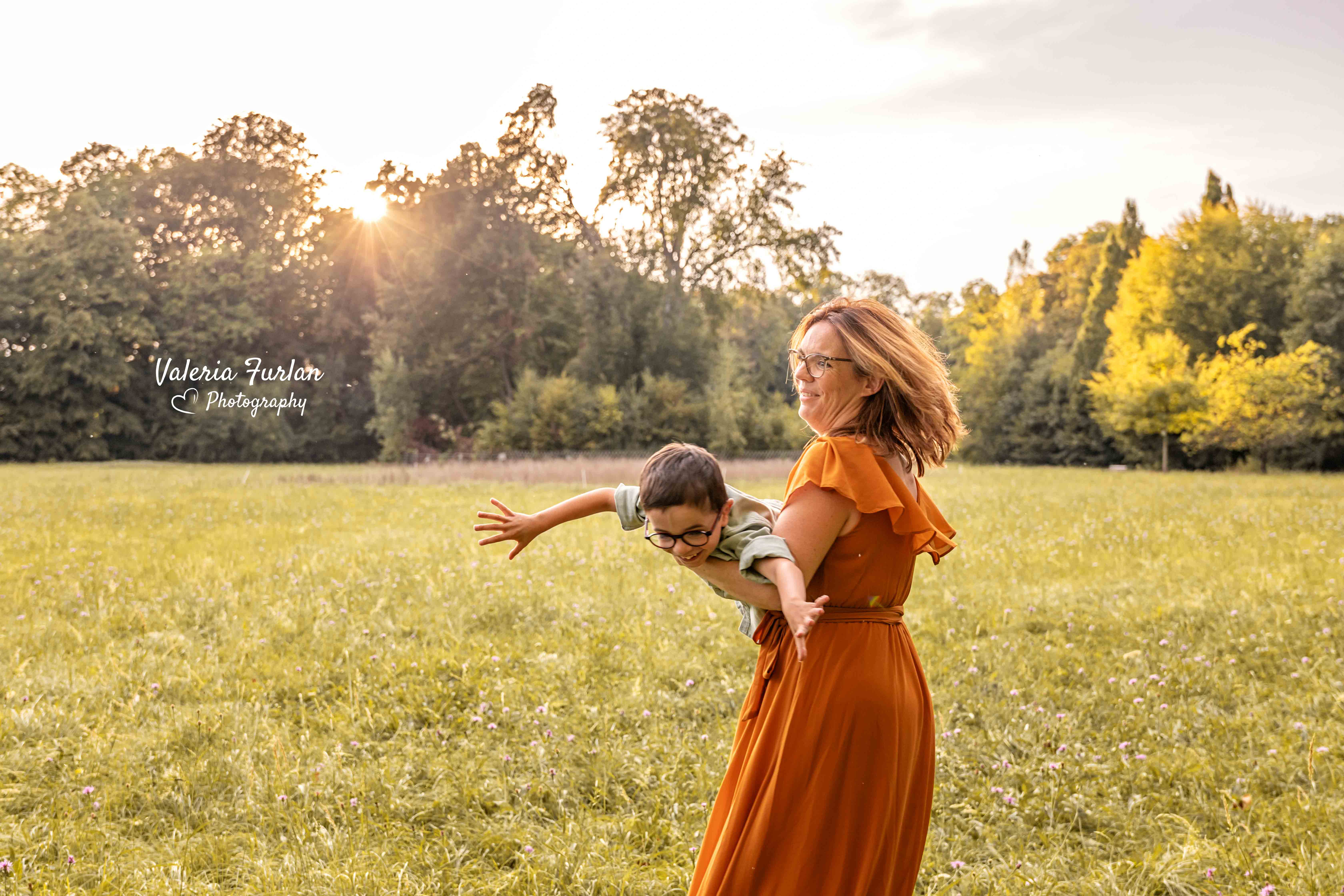 Séance photo de famille en extérieur au coucher du soleil à Strasbourg