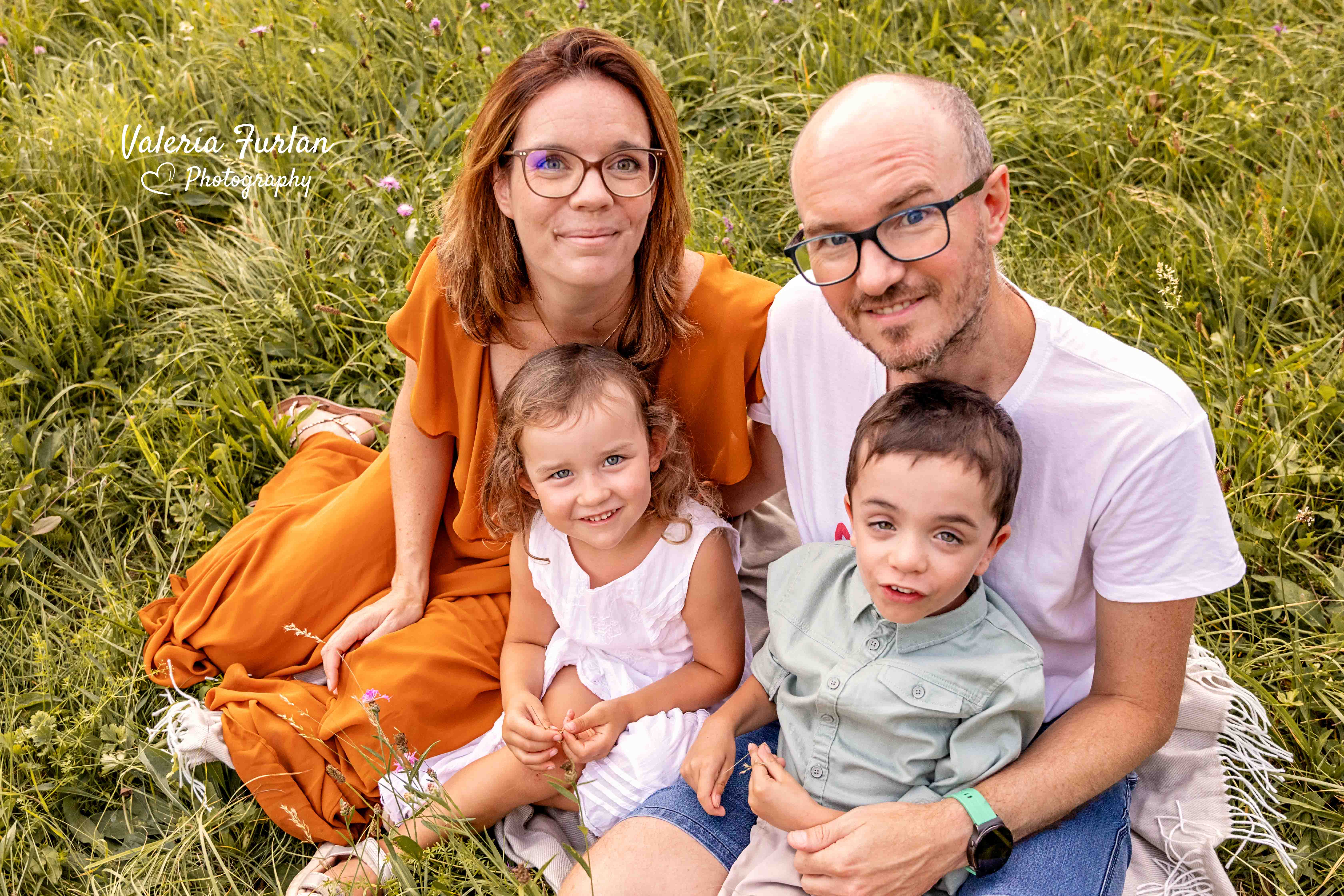 Séance photo de famille en extérieur au coucher du soleil à Strasbourg