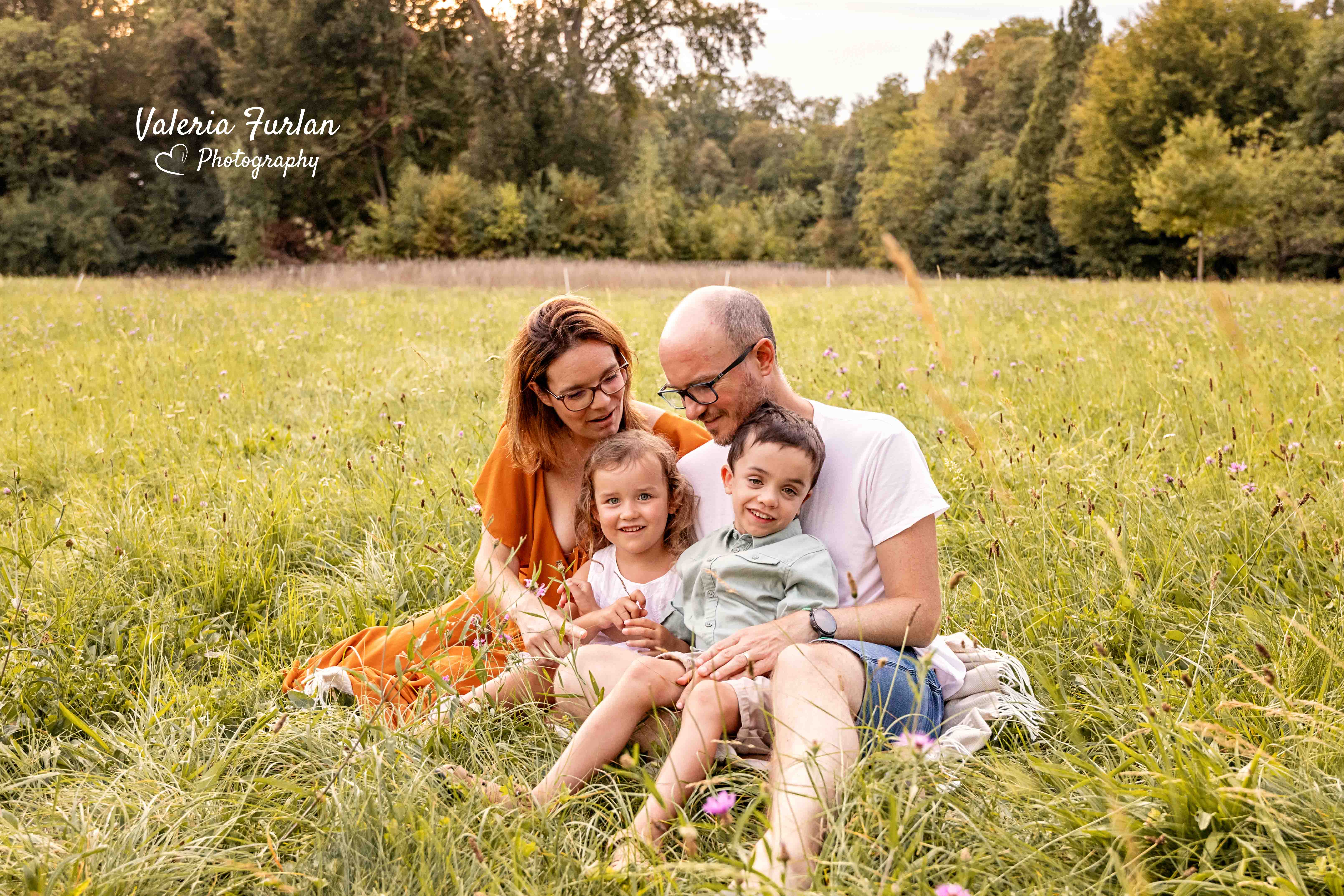 Séance photo de famille en extérieur au coucher du soleil à Strasbourg