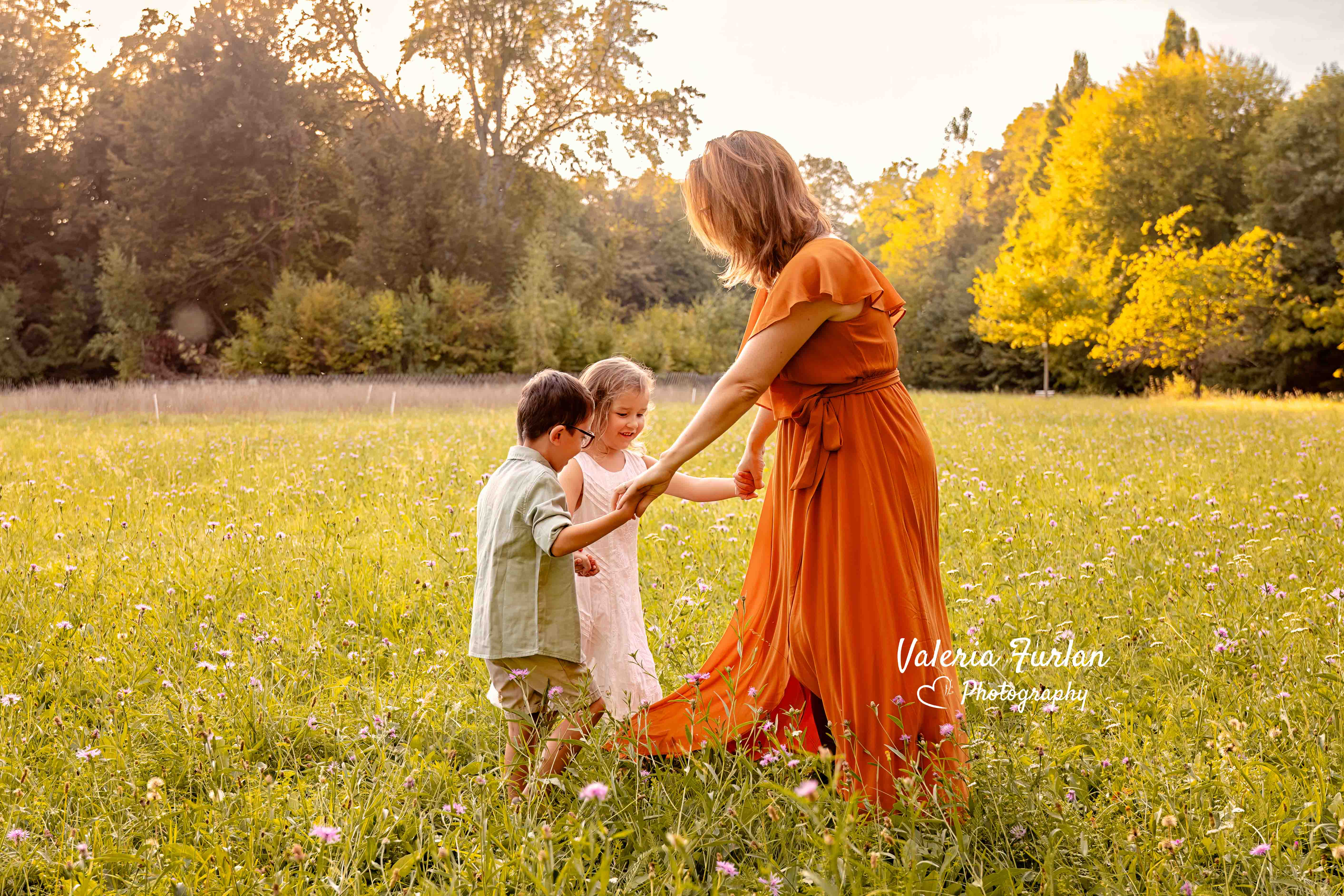 Séance photo de famille en extérieur au coucher du soleil à Strasbourg