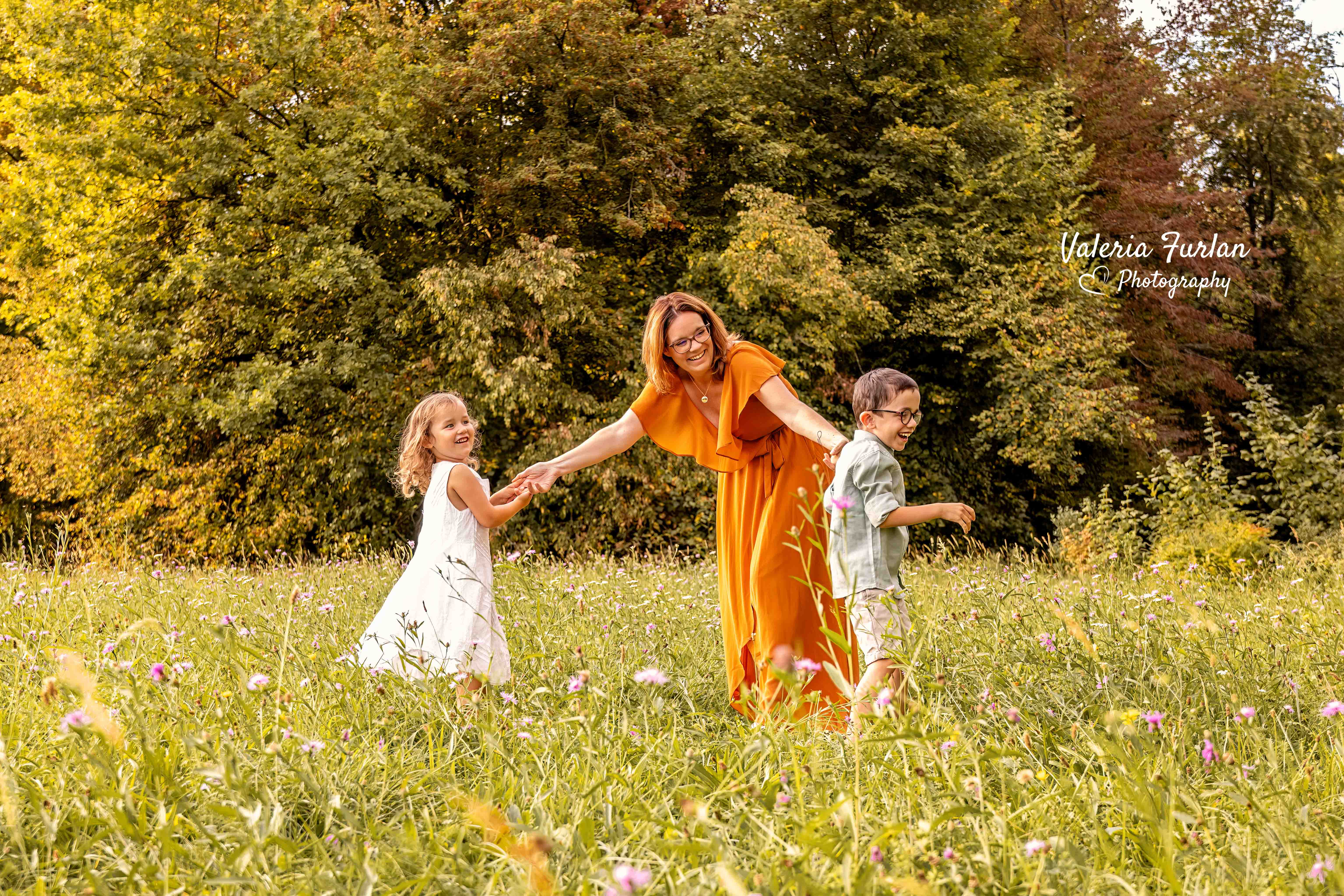 Séance photo de famille en extérieur au coucher du soleil à Strasbourg