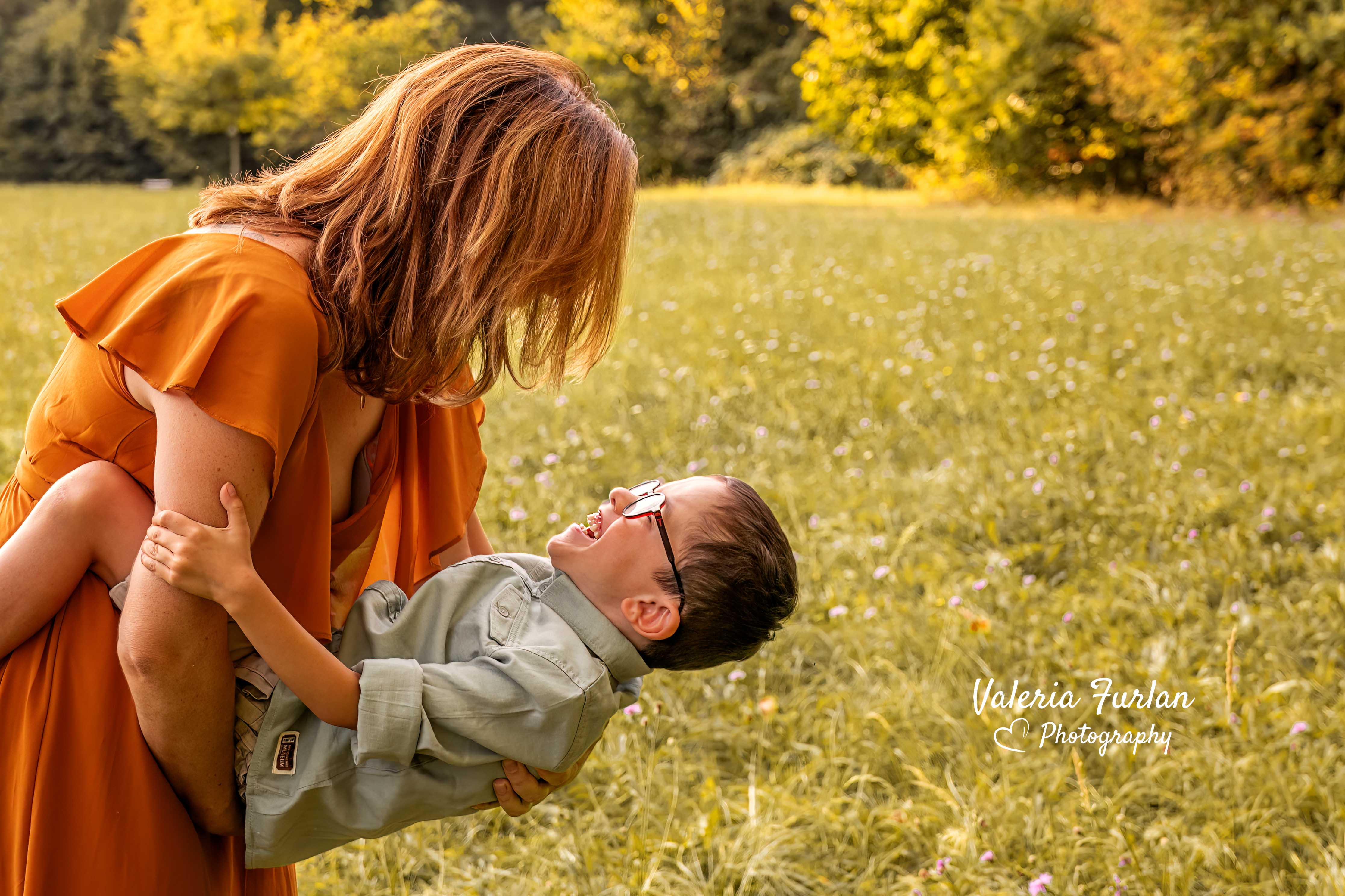 Séance photo de famille en extérieur au coucher du soleil à Strasbourg