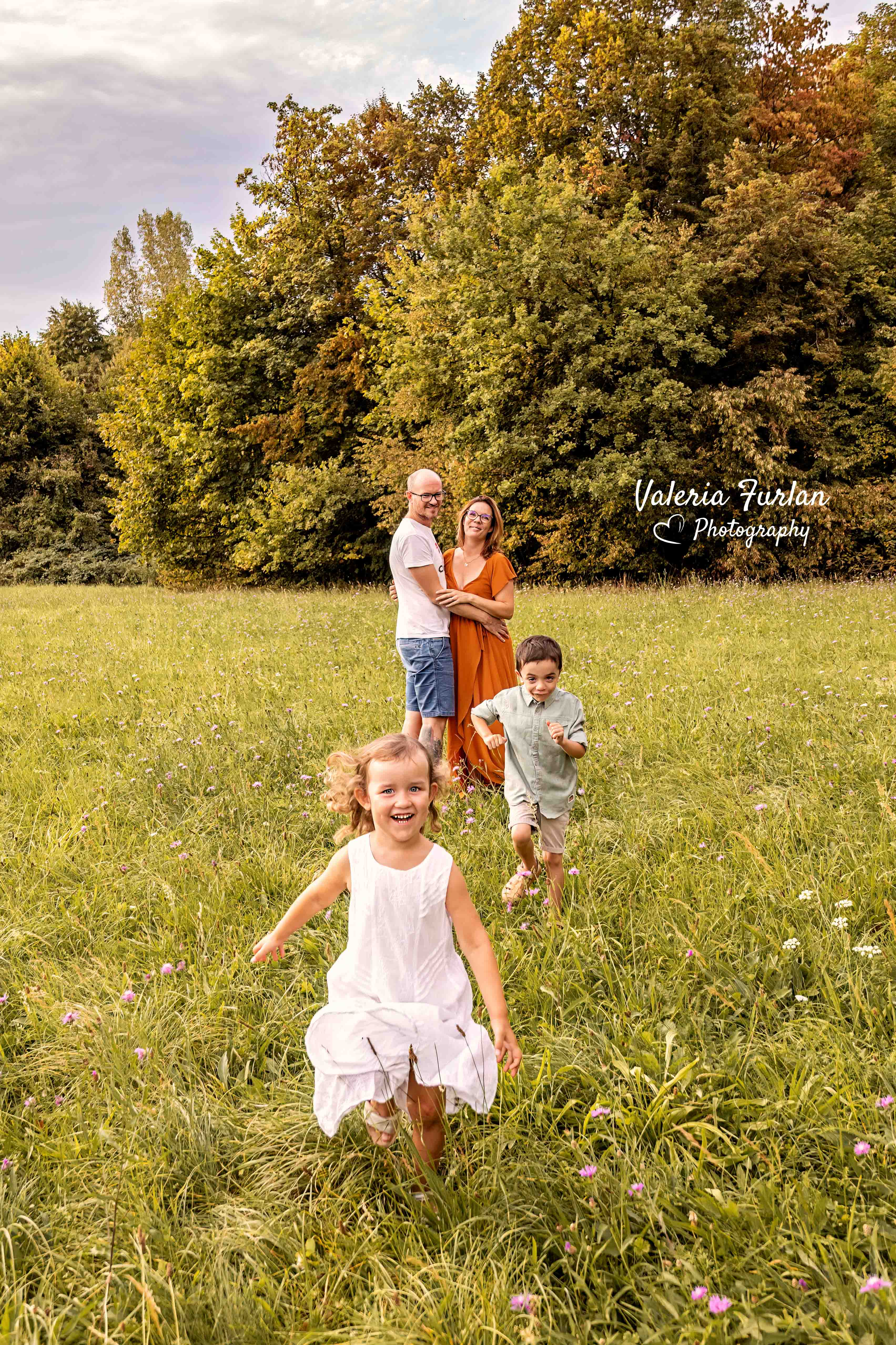 Séance photo de famille en extérieur au coucher du soleil à Strasbourg