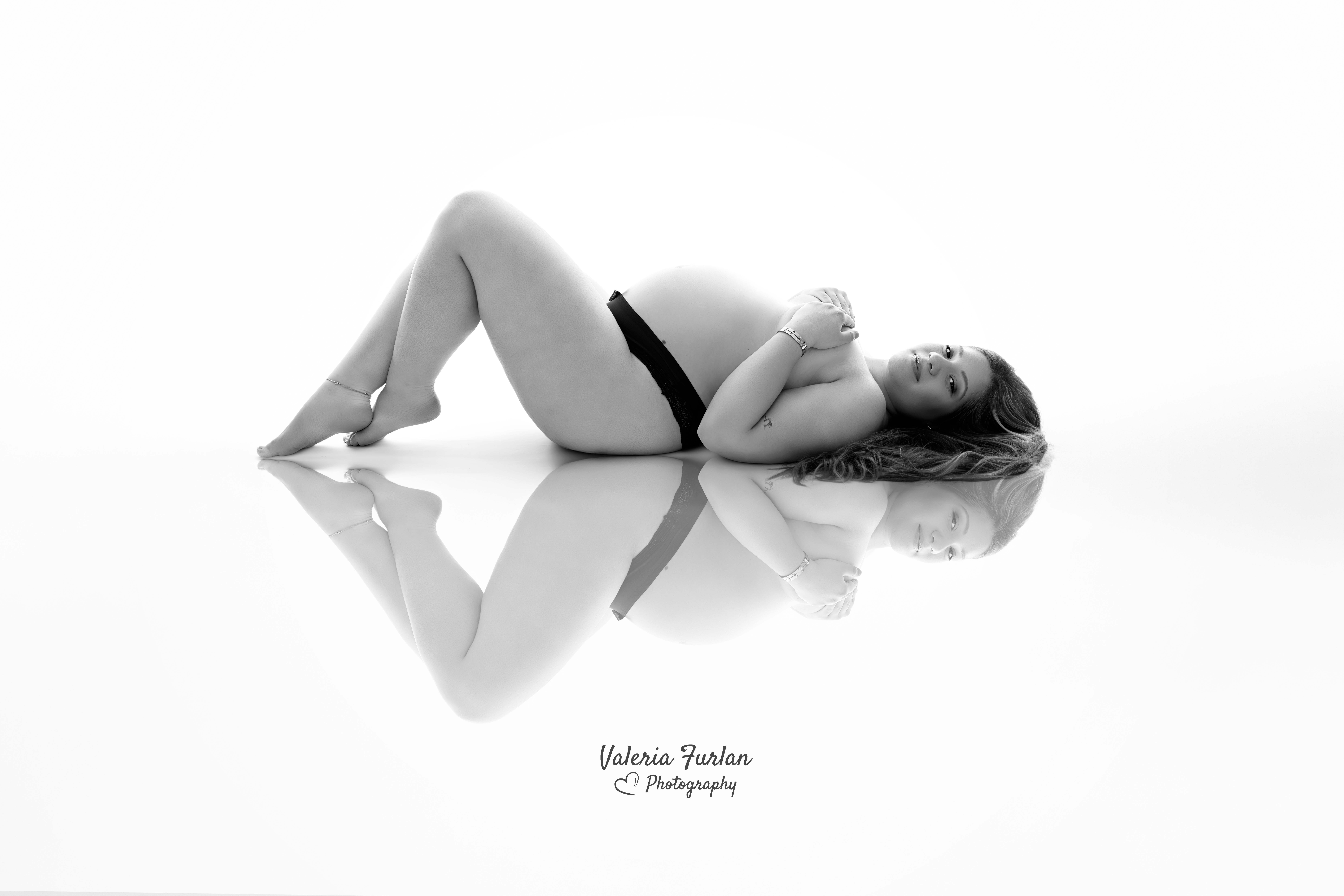 Séance photo de grossesse en noir et blanc