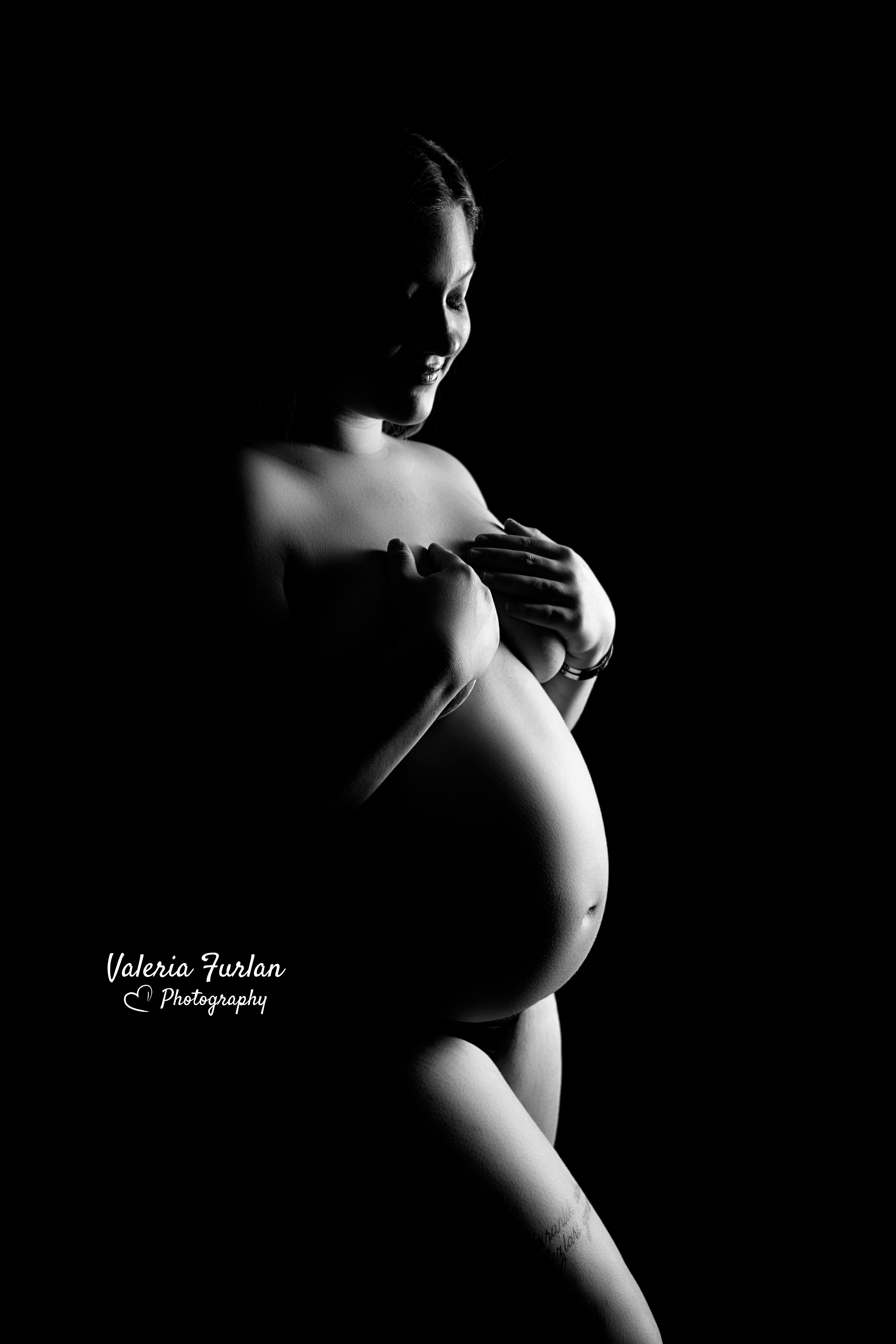 Séance photo de grossesse en noir et blanc