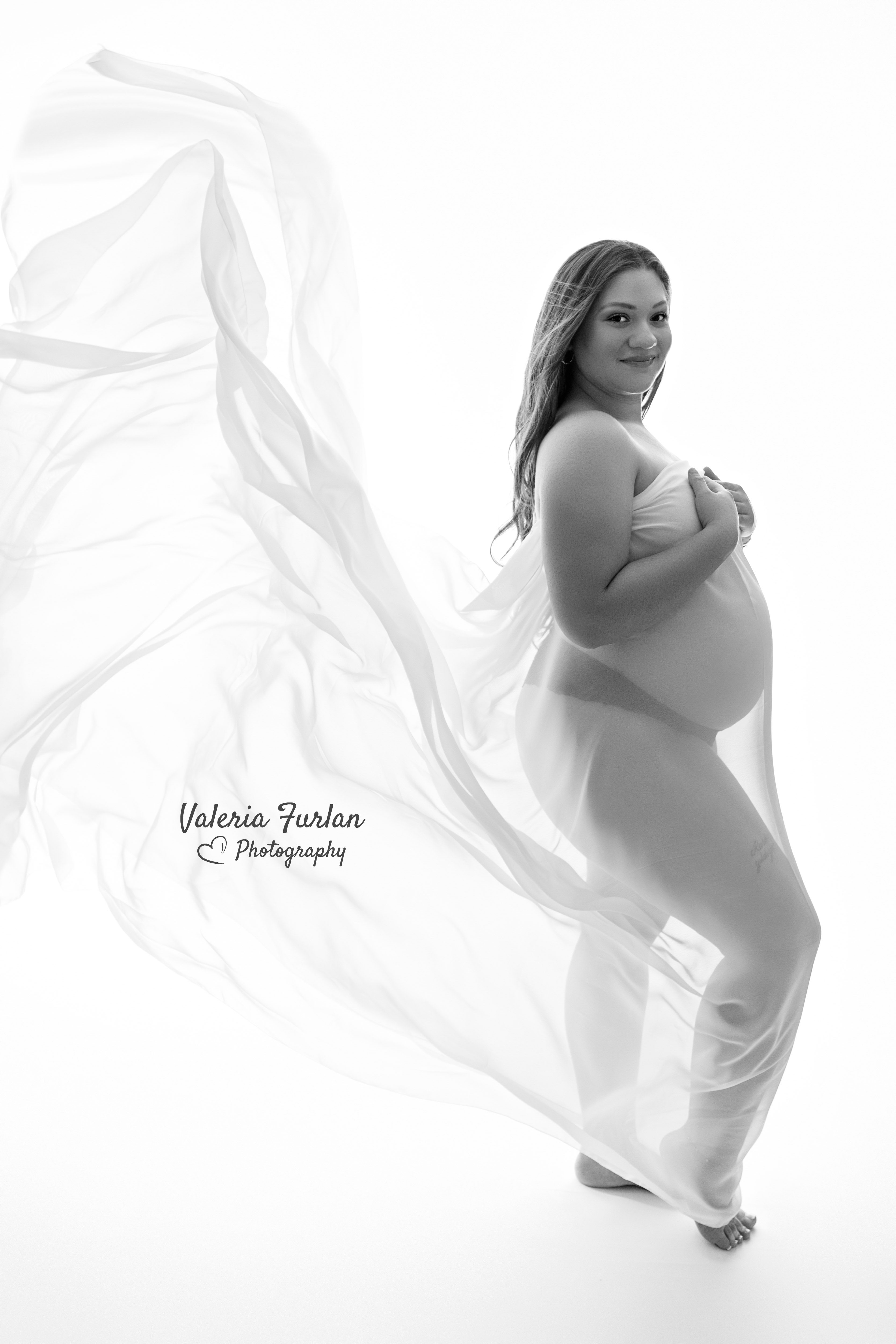 Séance photo de grossesse en noir et blanc