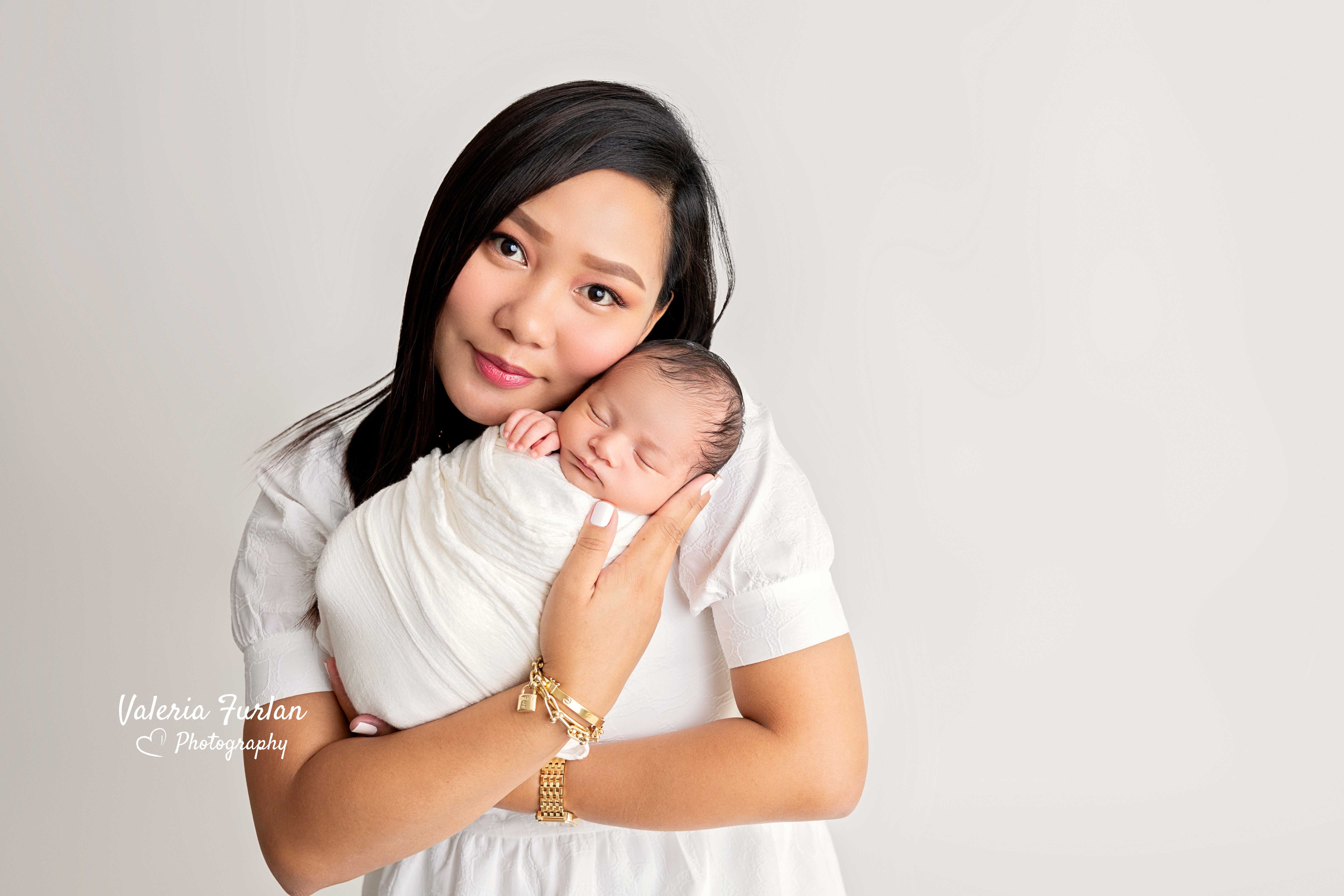 Séance photo de naissance à Strasbourg bébé avec maman