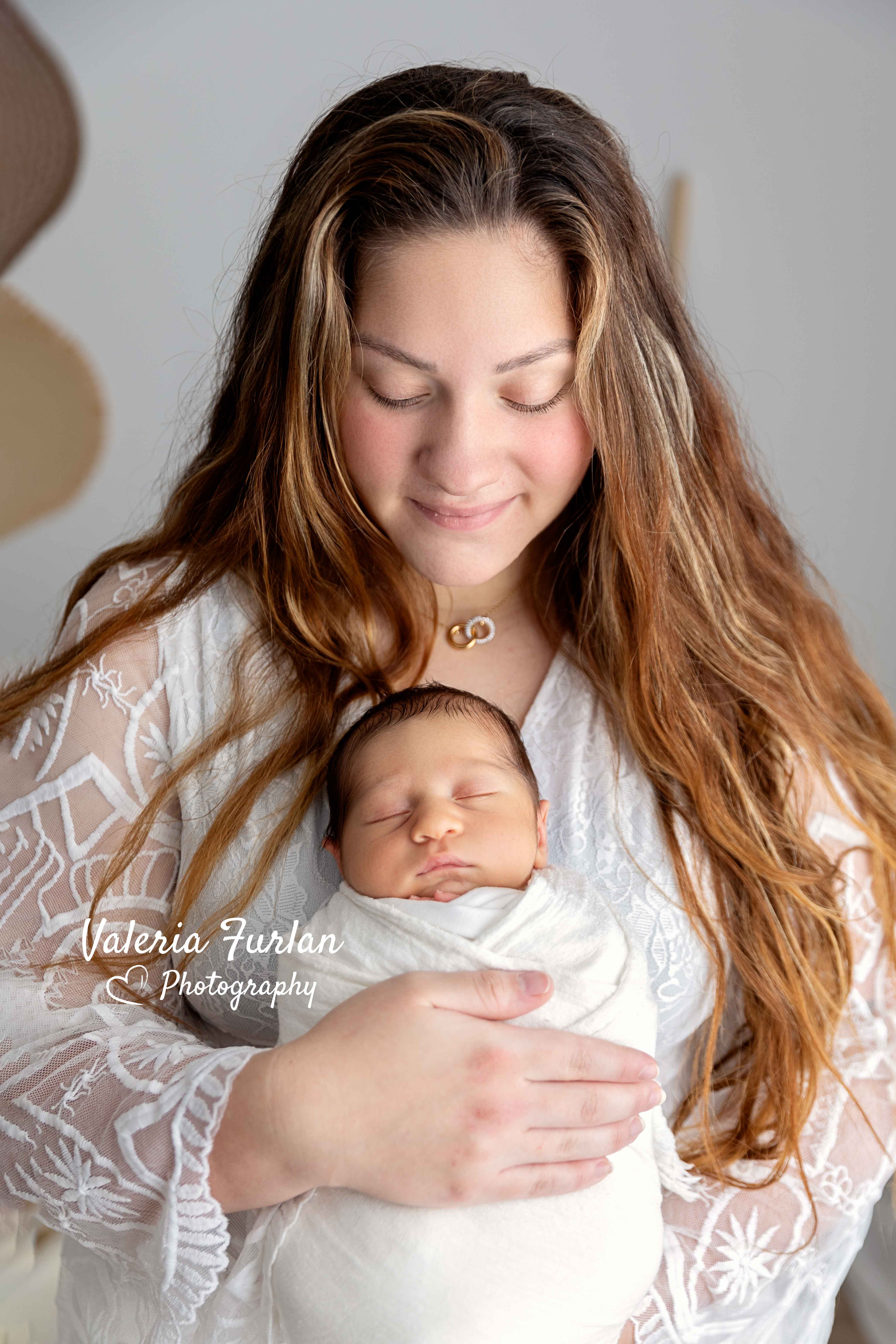 Séance photo nouveau-né naturelle lifestyle à Strasbourg bébé avec maman