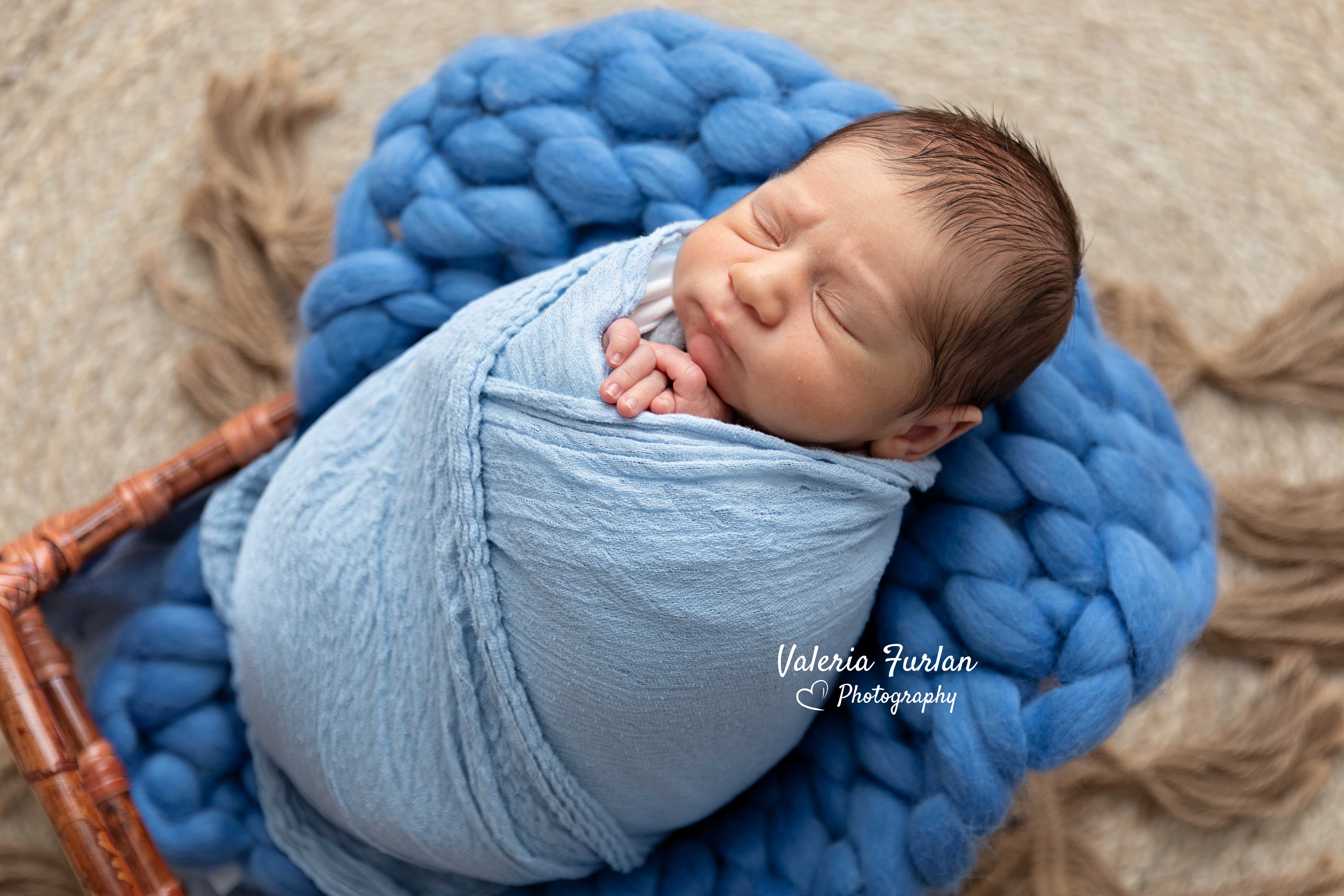 Séance photo nouveau-né à Strasbourg bébé dans panier