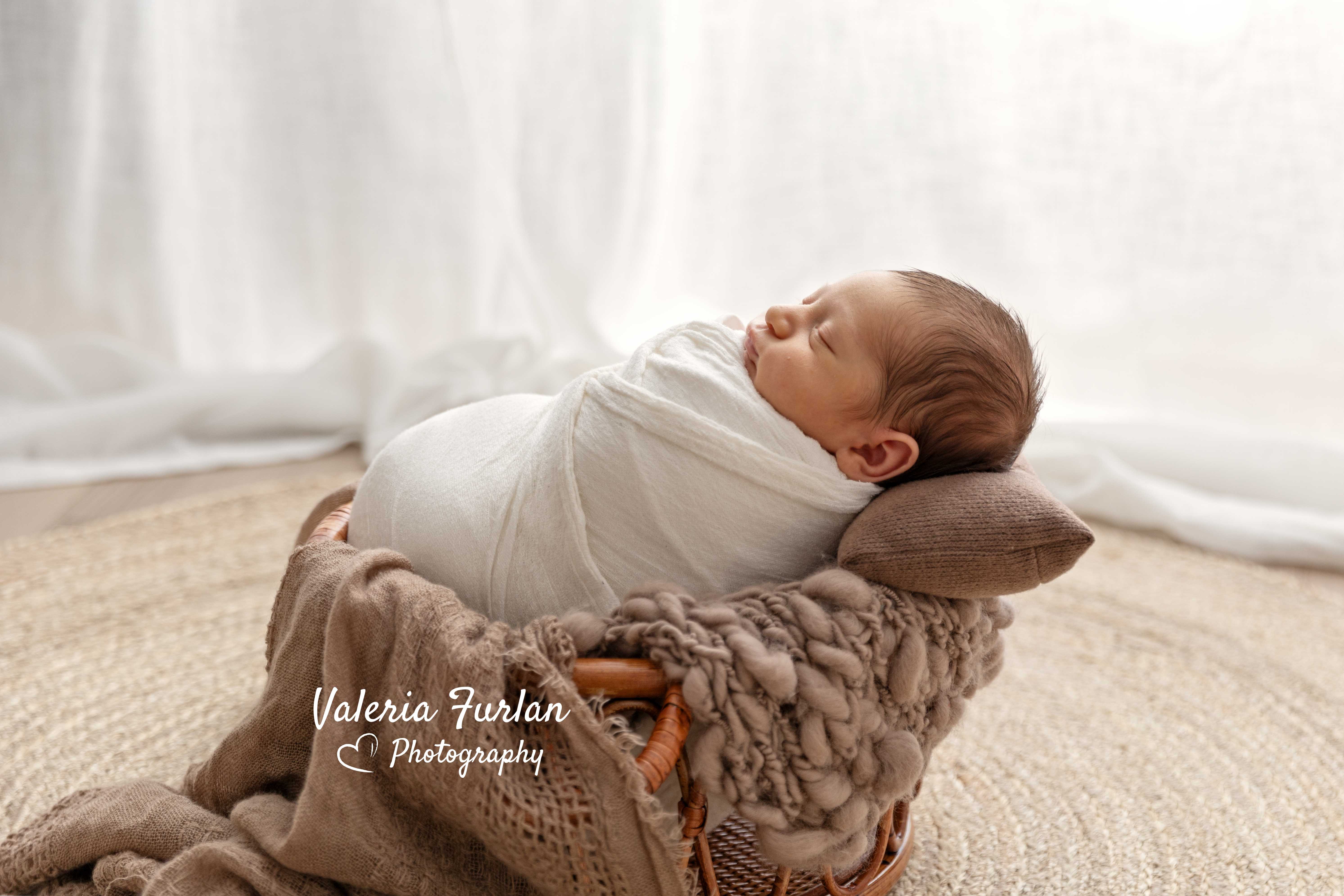Séance photo nouveau-né à Strasbourg bébé dans panier
