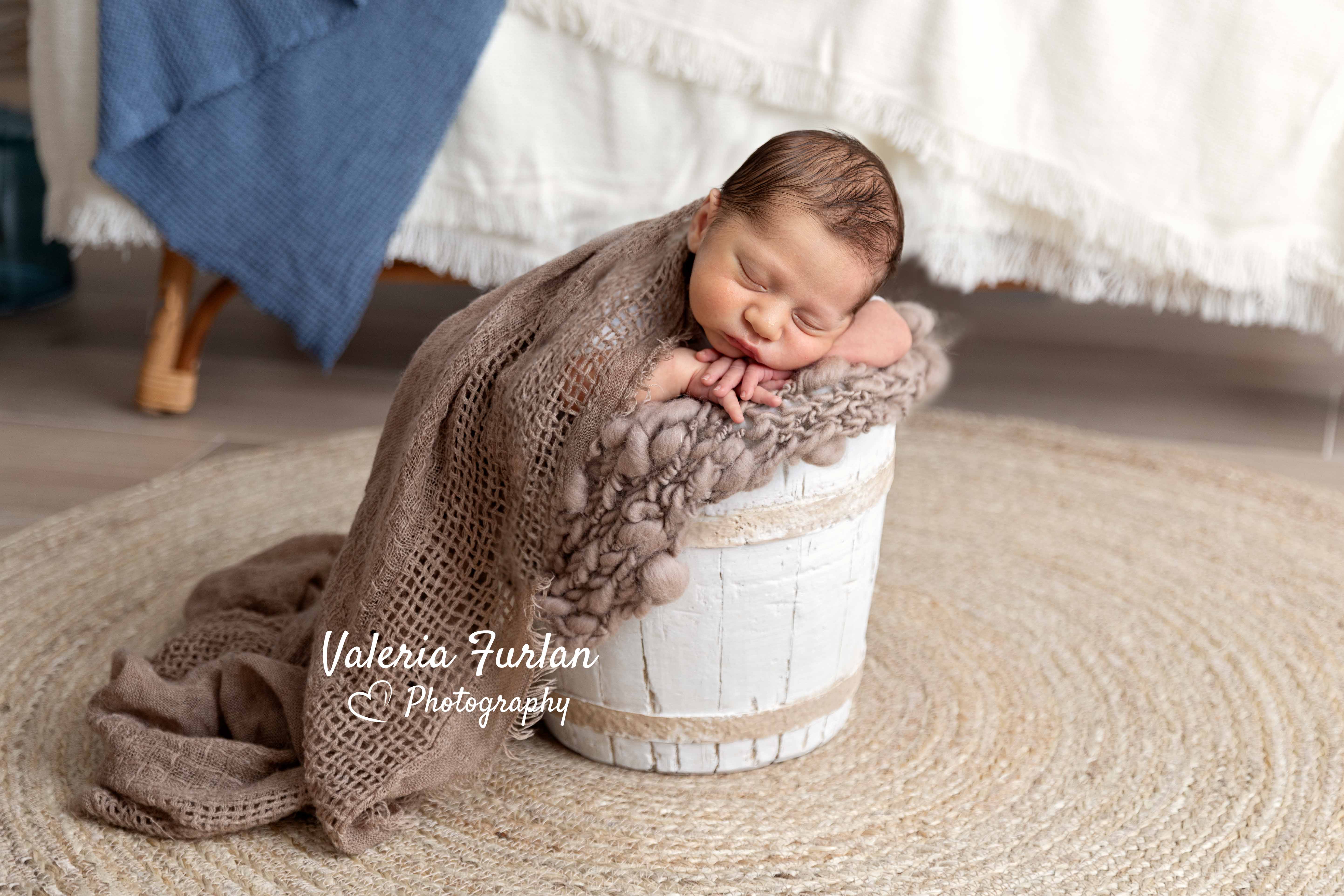 Séance photo nouveau-né à Strasbourg bébé dans panier