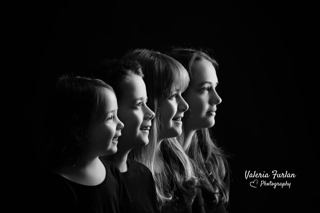 Séance photo portrait de famille de profil en noir et blanc