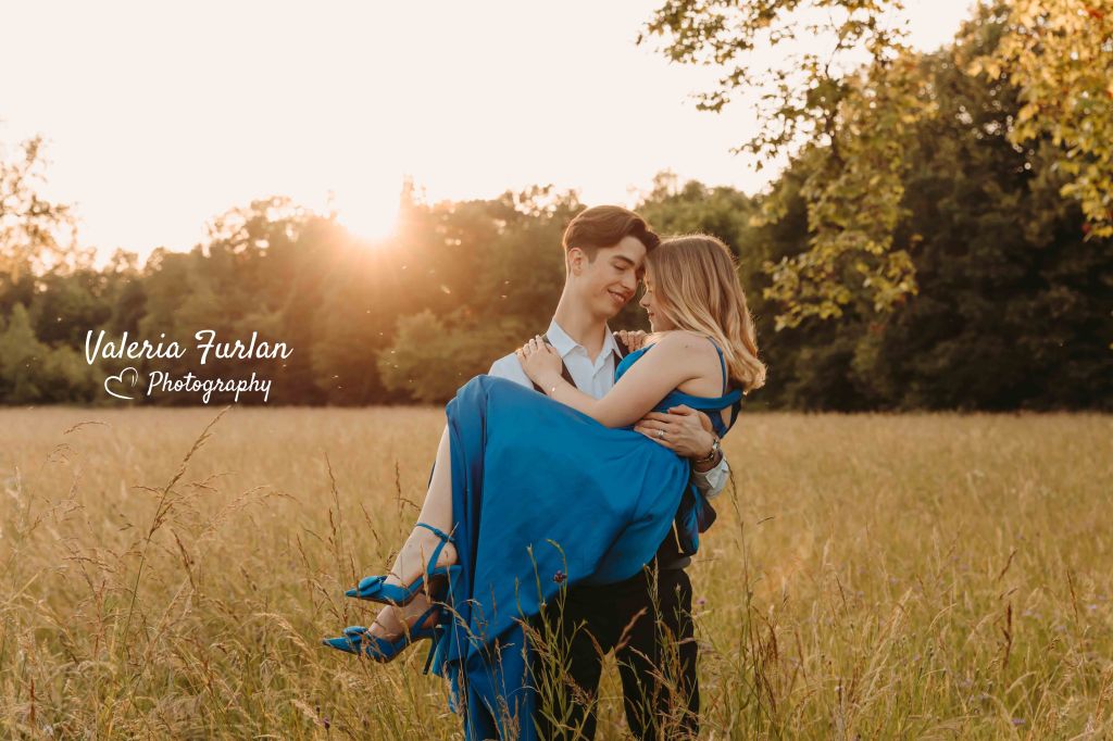 Séance photo de couple en extérieur au coucher de&nbsp;soleil